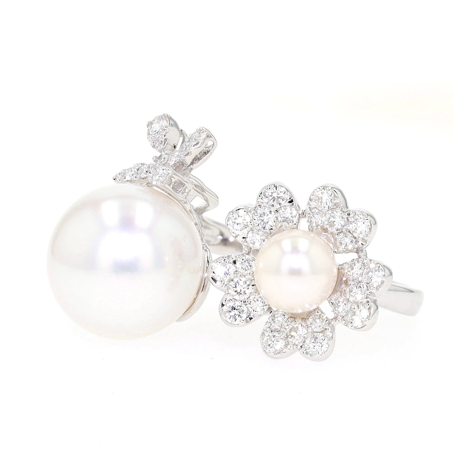 Cocktail-Ring in 750er Weißgold mit Brillanten, einer Südsee-Zuchtperle und einer Akoya-Zuchtperle, liegend links gedreht