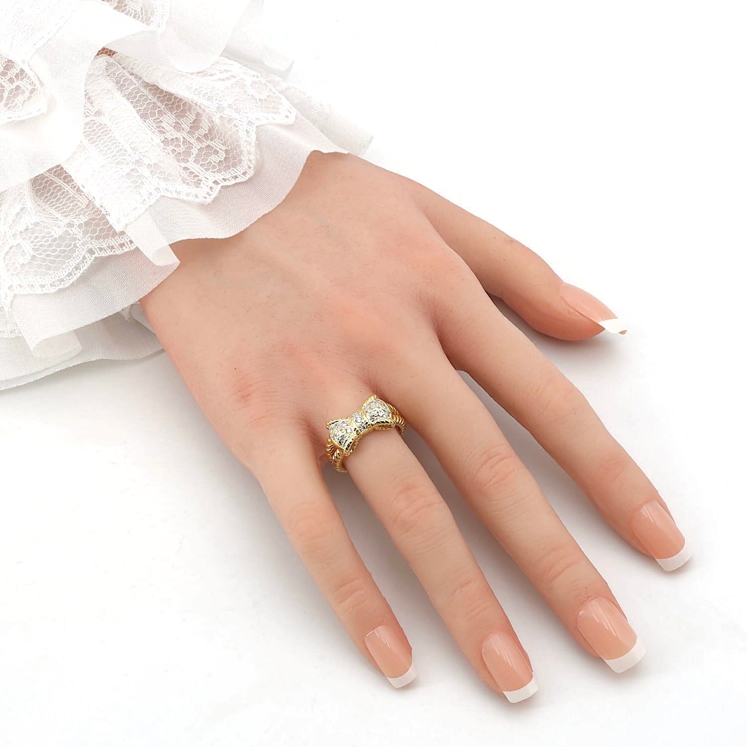 Loop ring in 750 yellow gold Brilliants, on an artificial hand