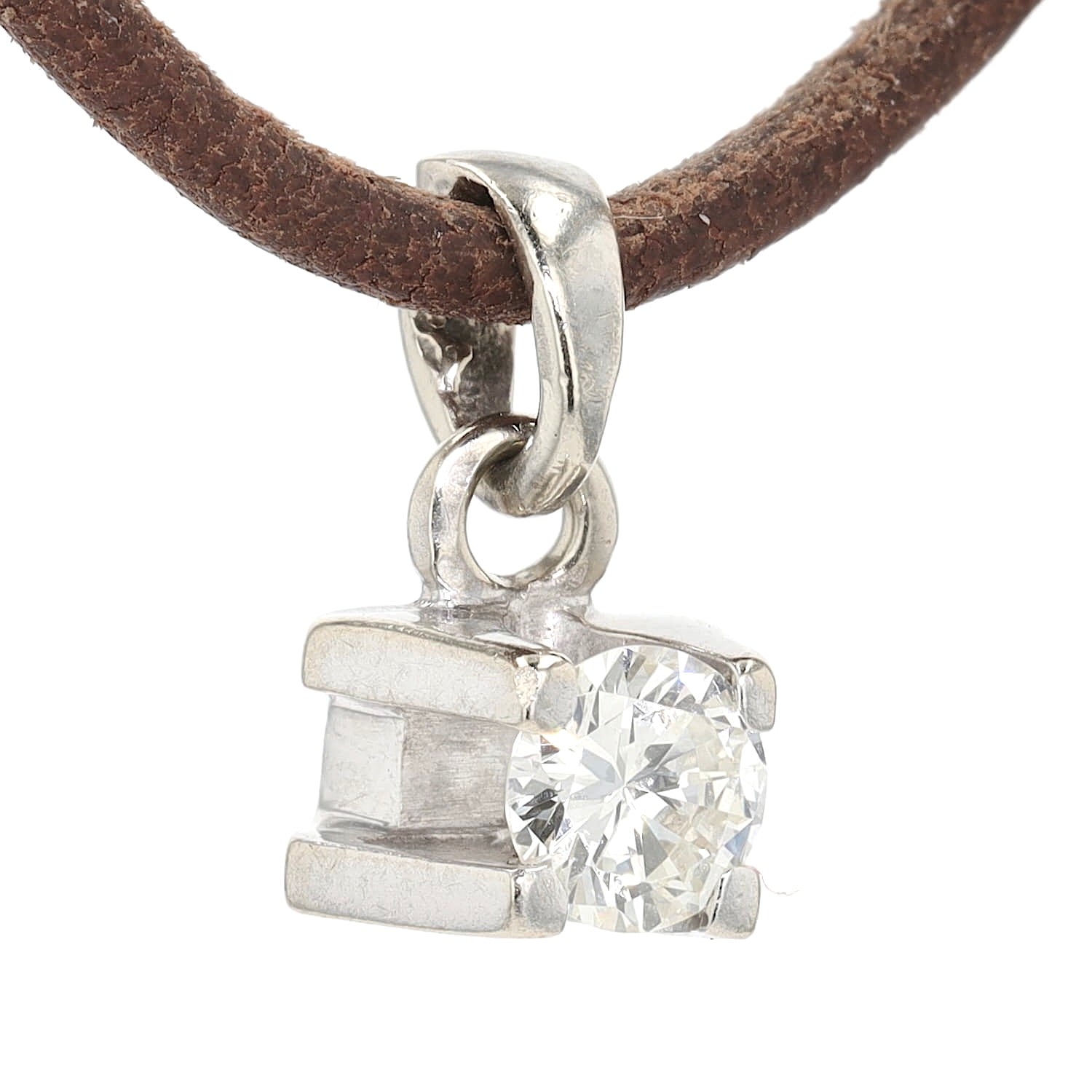 Kleiner Anhänger in 585er Weißgold mit einem 0,22 ct Brillanten, hängend rechts gedreht