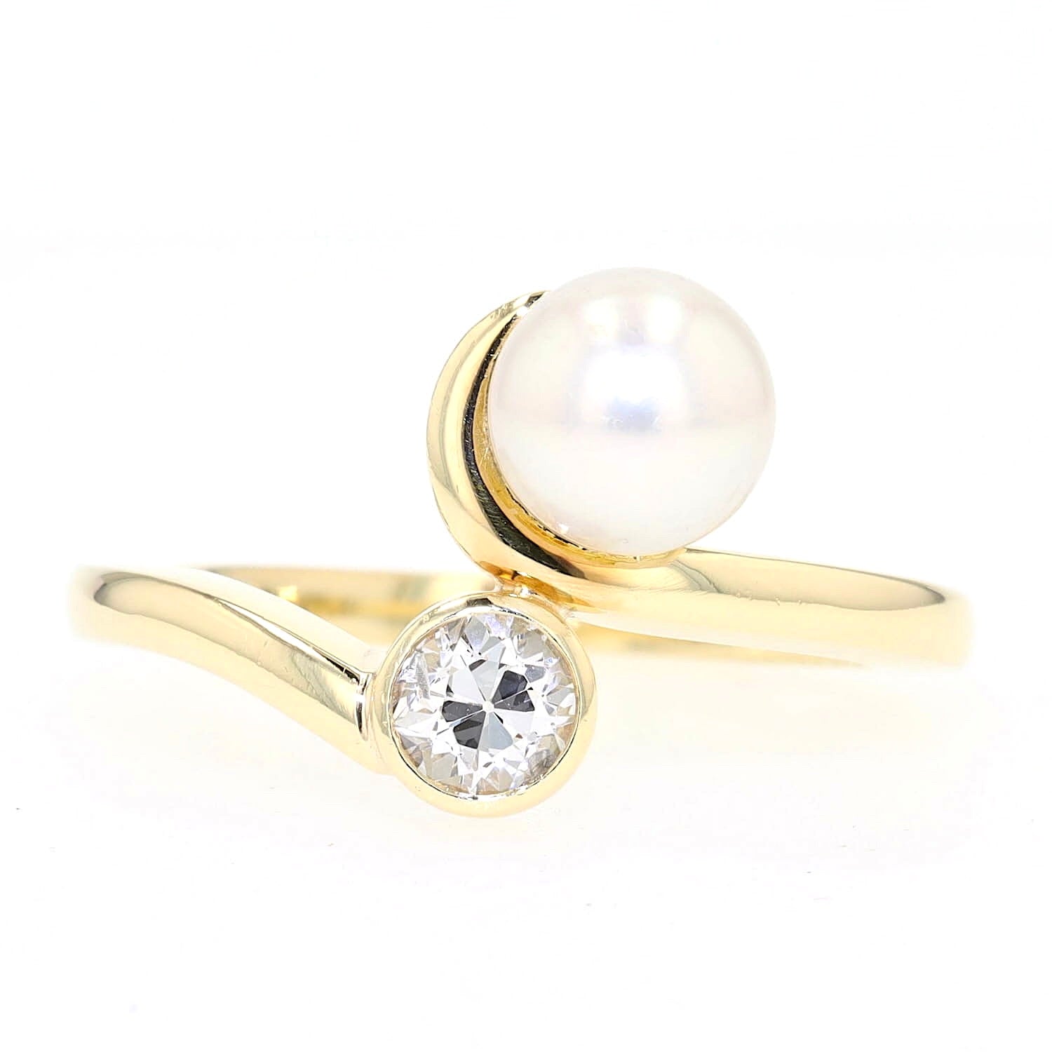 Ring in 585er Gelbgold mit einem Diamanten im Altschliff und einer Zuchtperle, liegend frontal