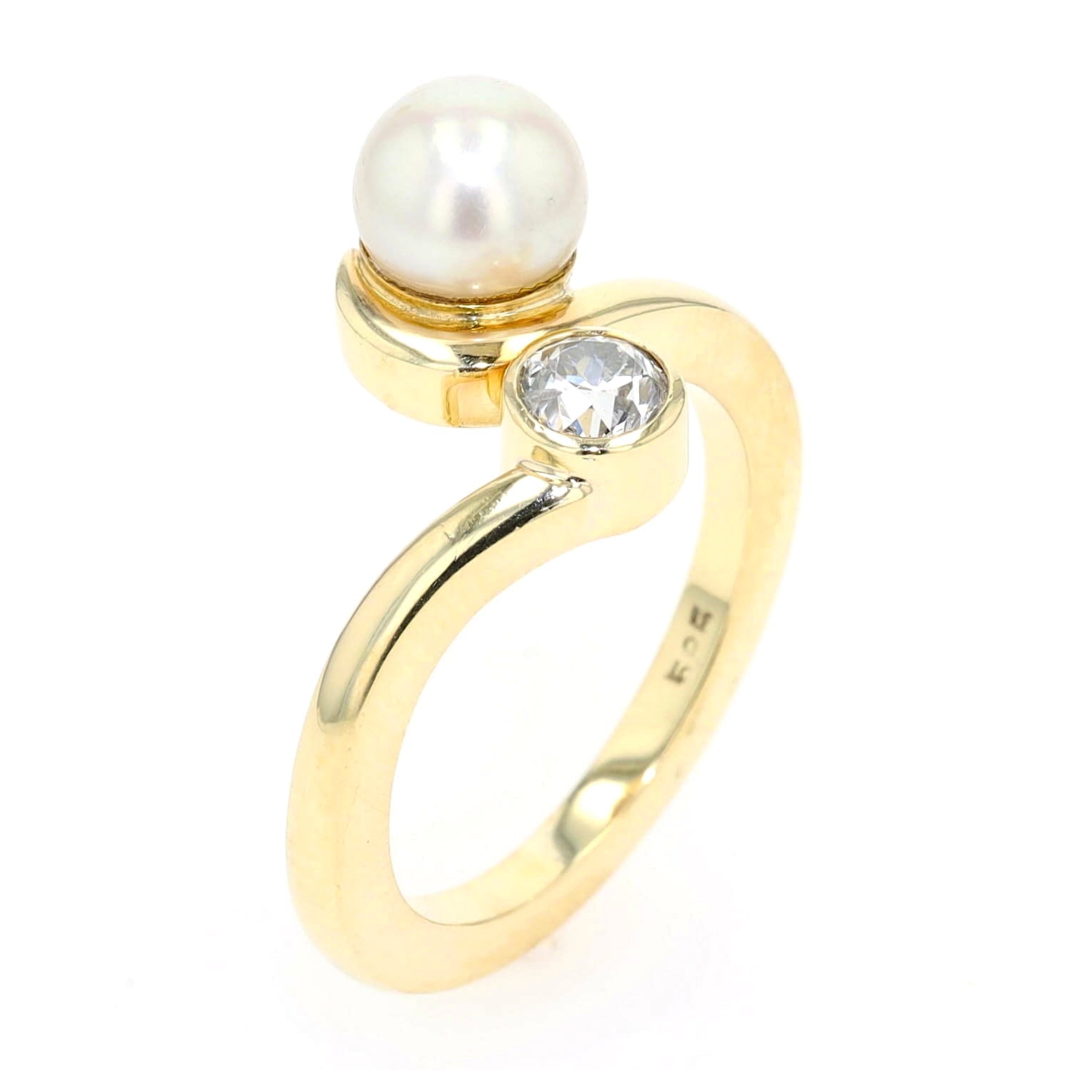 Ring in 585er Gelbgold mit einem Diamanten im Altschliff und einer Zuchtperle, stehend