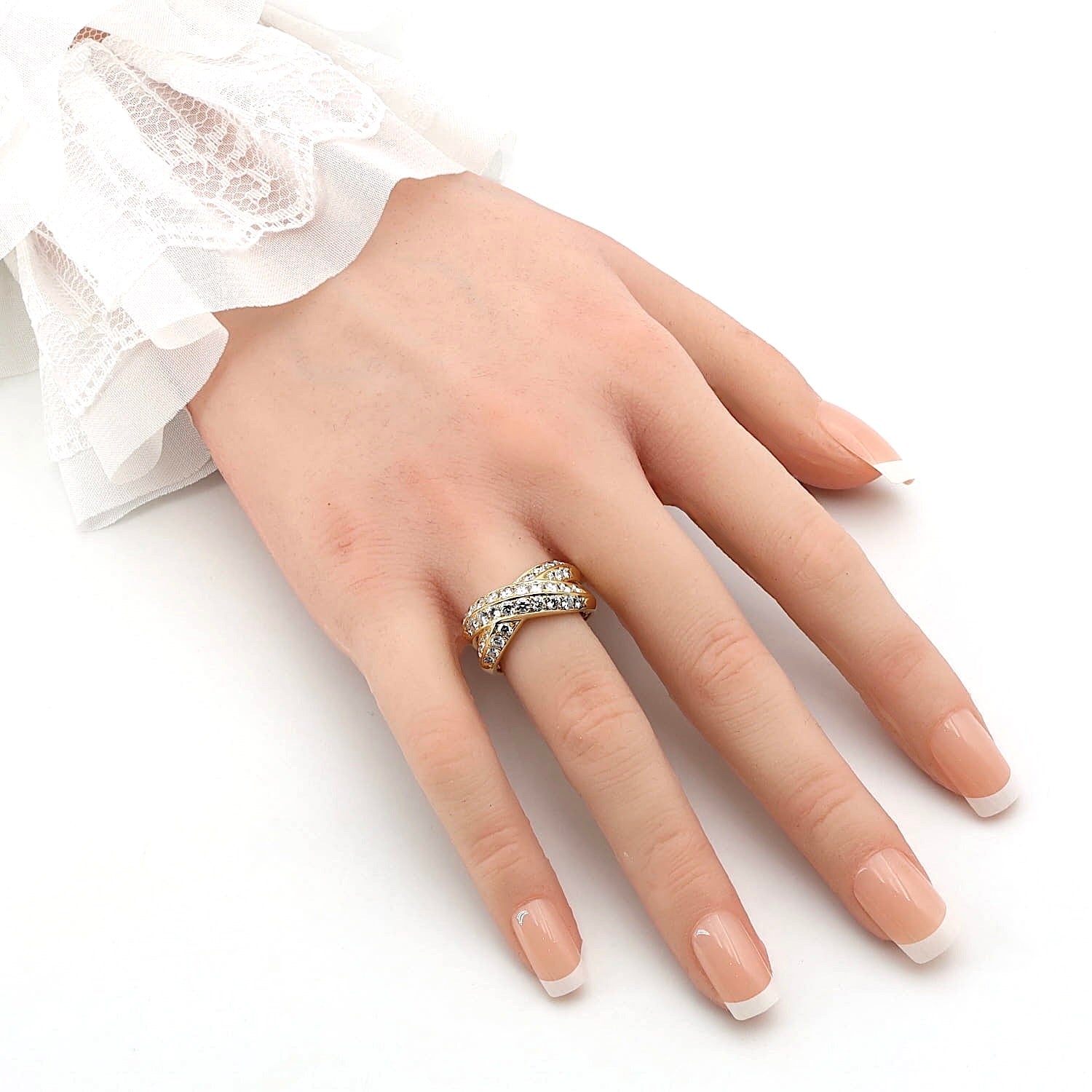 Ring in 750er Gelbgold mit insgesamt ca. 1,35 ct Brillanten, an einer künstlichen Hand