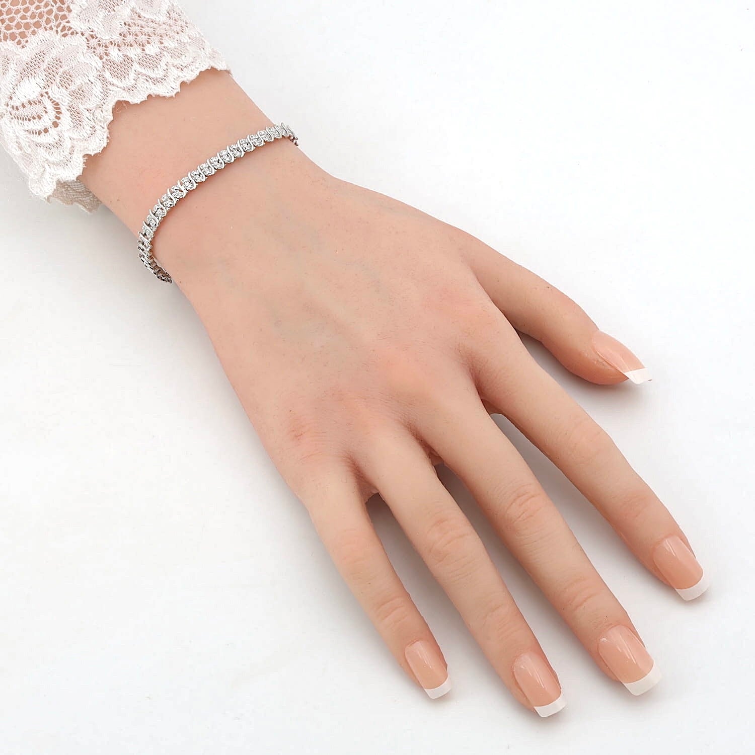 Armband in 585er Weißgold mit Brillanten, an einem künstlichen Arm