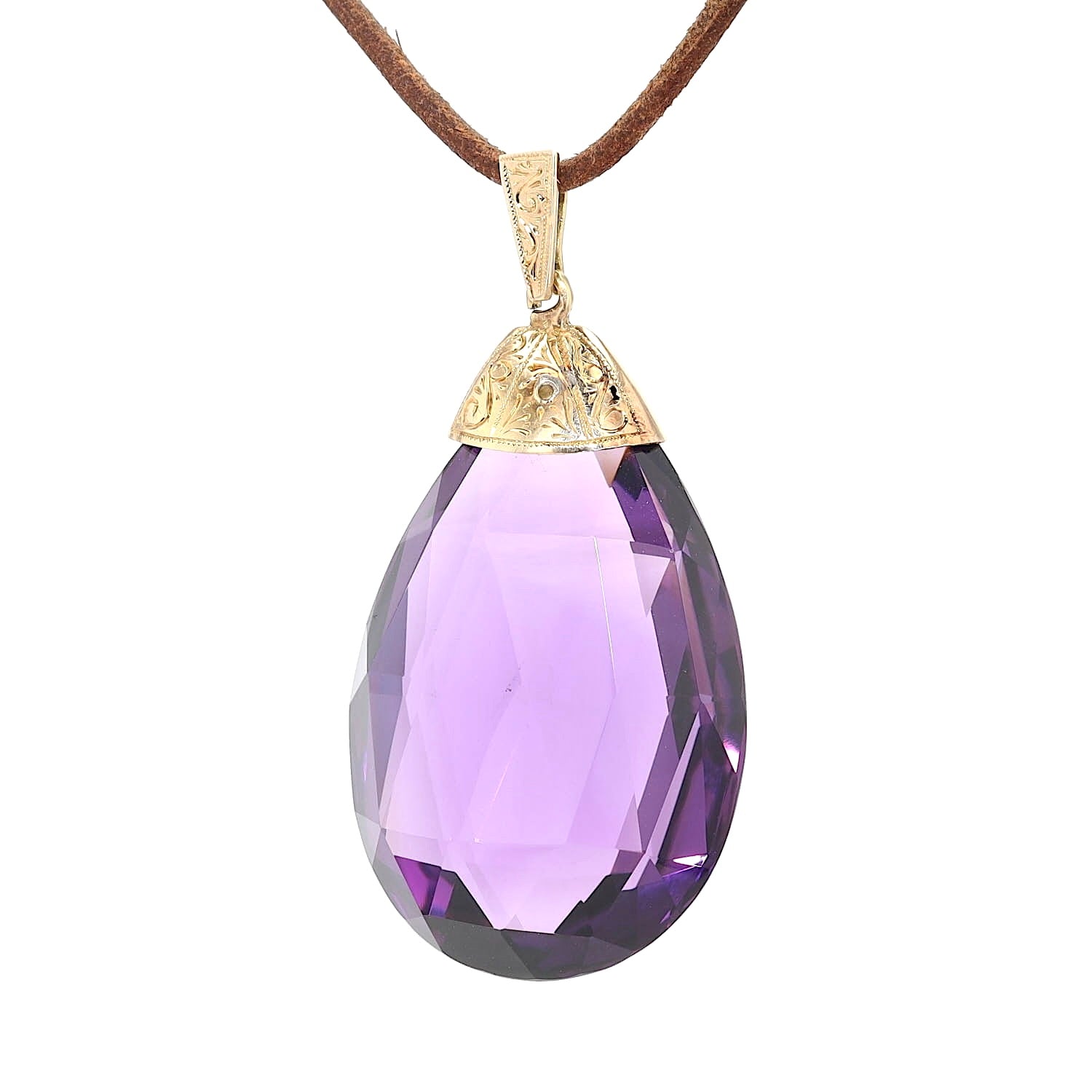 Pendant with a large amethyst and a setting made of approx. 375 yellow gold, hanging turned left