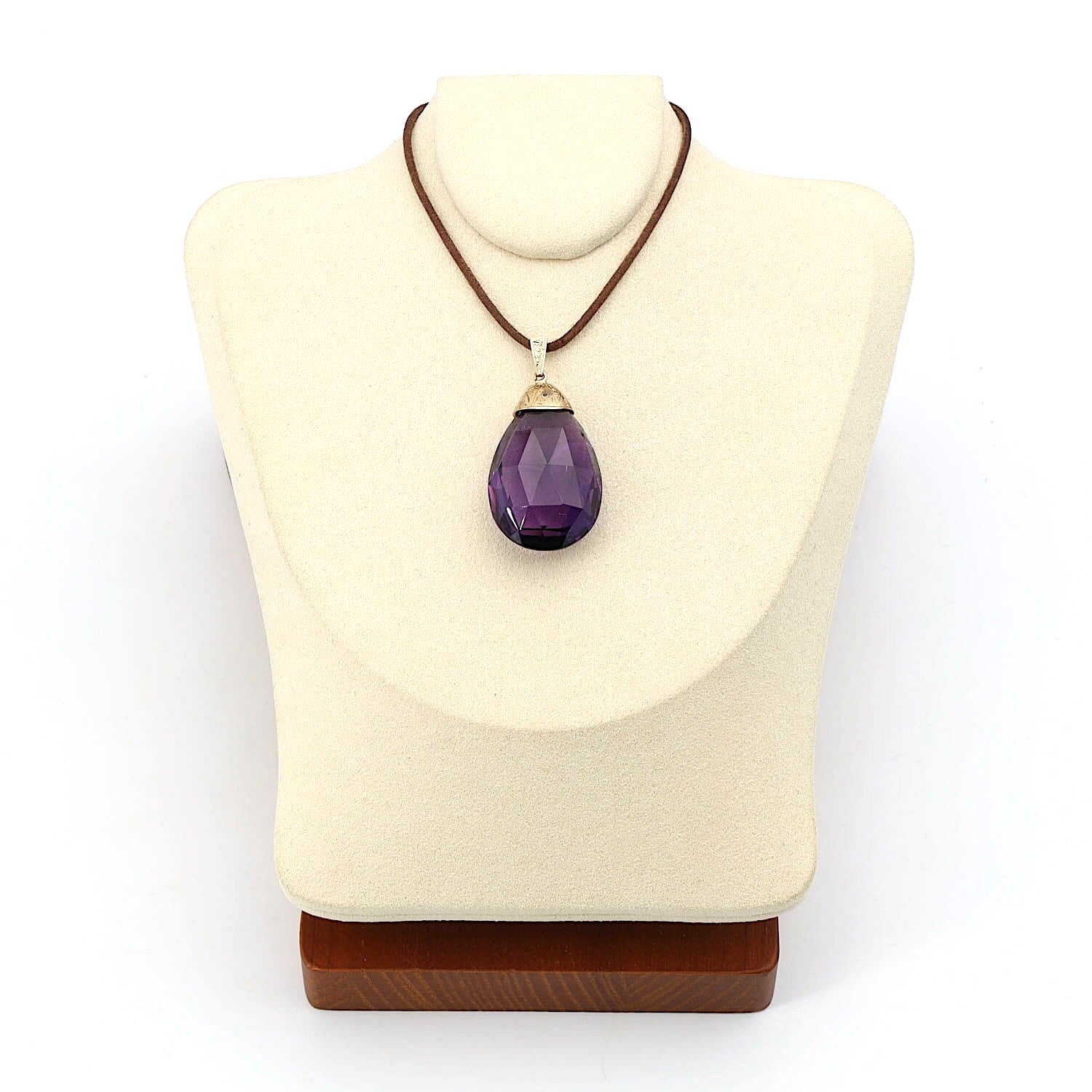 Pendant with a large amethyst and a setting made of approx. 375 yellow gold, on a light bust