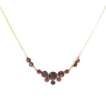 Granatcollier in 333er Gelbgold, hängend frontal