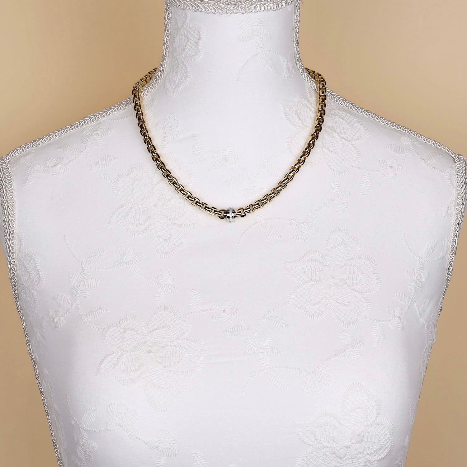 Fope Eka Flex`it necklace in 750 yellow gold with a roundel in white gold Brilliants, on a white bust