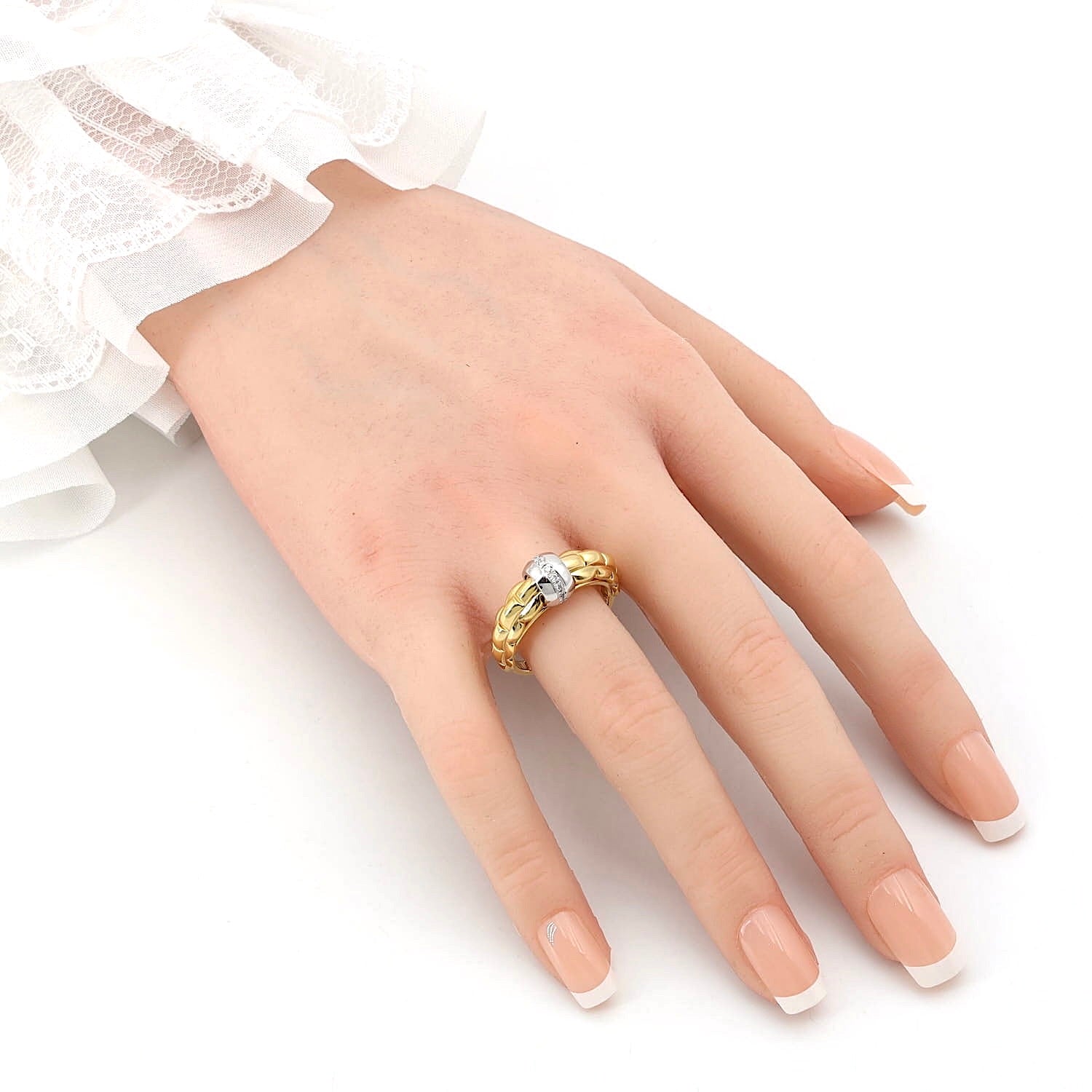 Fope Eka Flex`it Ring in 750er Gelbgold mit einer Ronde in Weißgold mit Brillanten, an einer künstlichen Hand