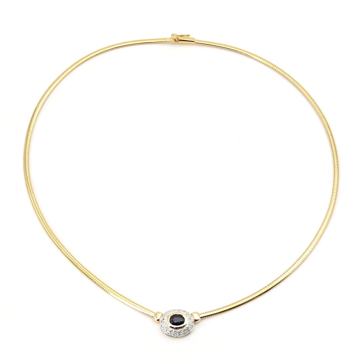 Omega-Reif in 585er Gelbgold mit einem blauen Saphir und Brillanten, liegend geschlossen