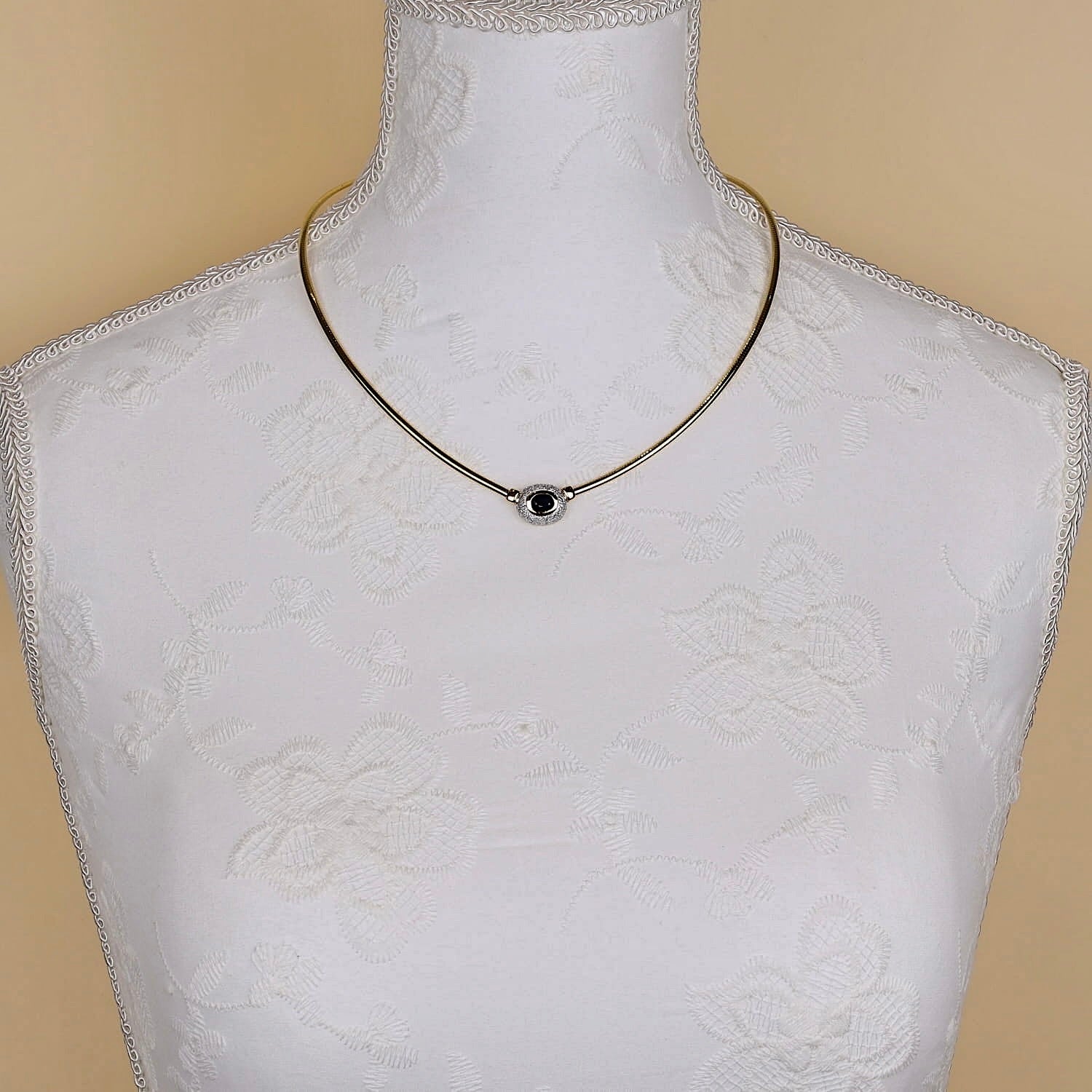 Omega-Reif in 585er Gelbgold mit einem blauen Saphir und Brillanten