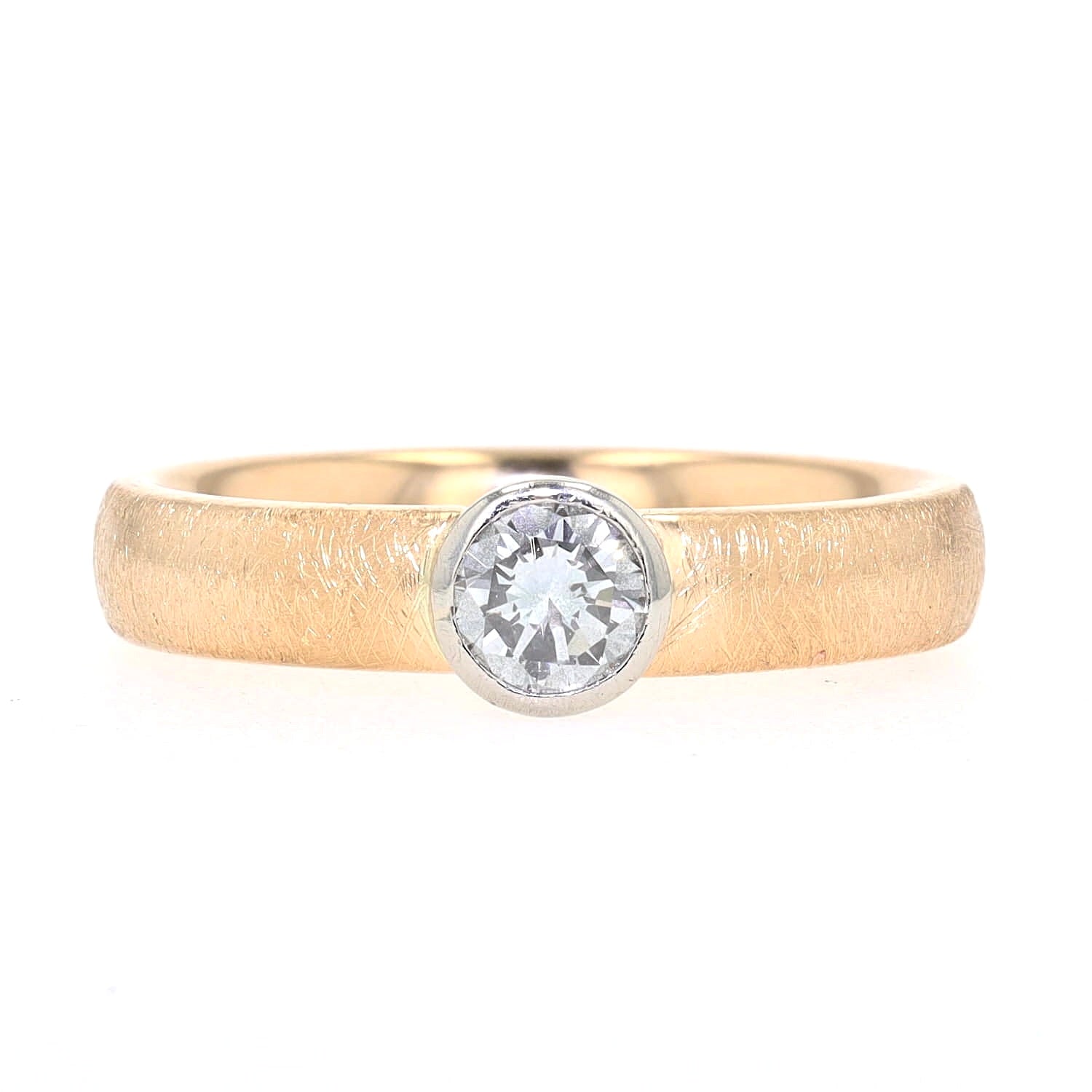 Ring in 750 yellow gold with a brilliant approx. 0.45 ct, lying frontally
