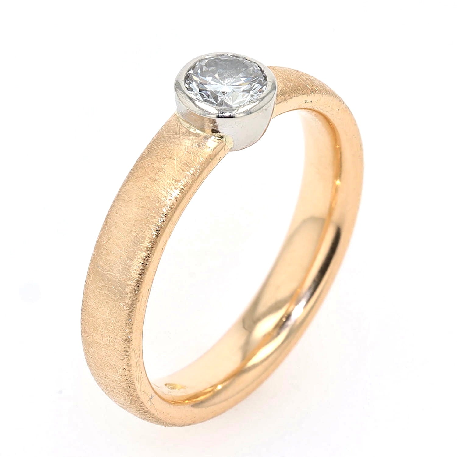 Ring in 750 yellow gold with a brilliant approx. 0.45 ct, standing