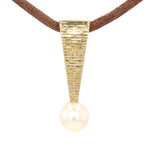 Pendant in 585 yellow gold with a cultured pearl, hanging frontally