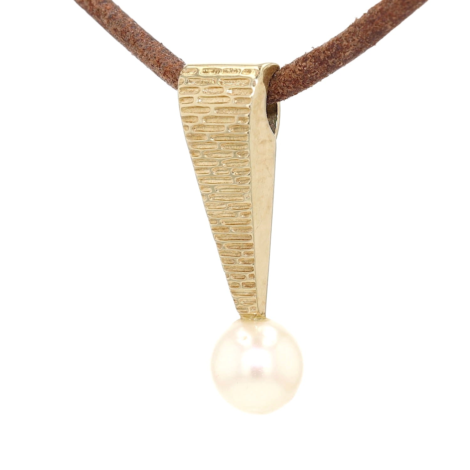 Pendant in 585 yellow gold with a cultured pearl, hanging turned left