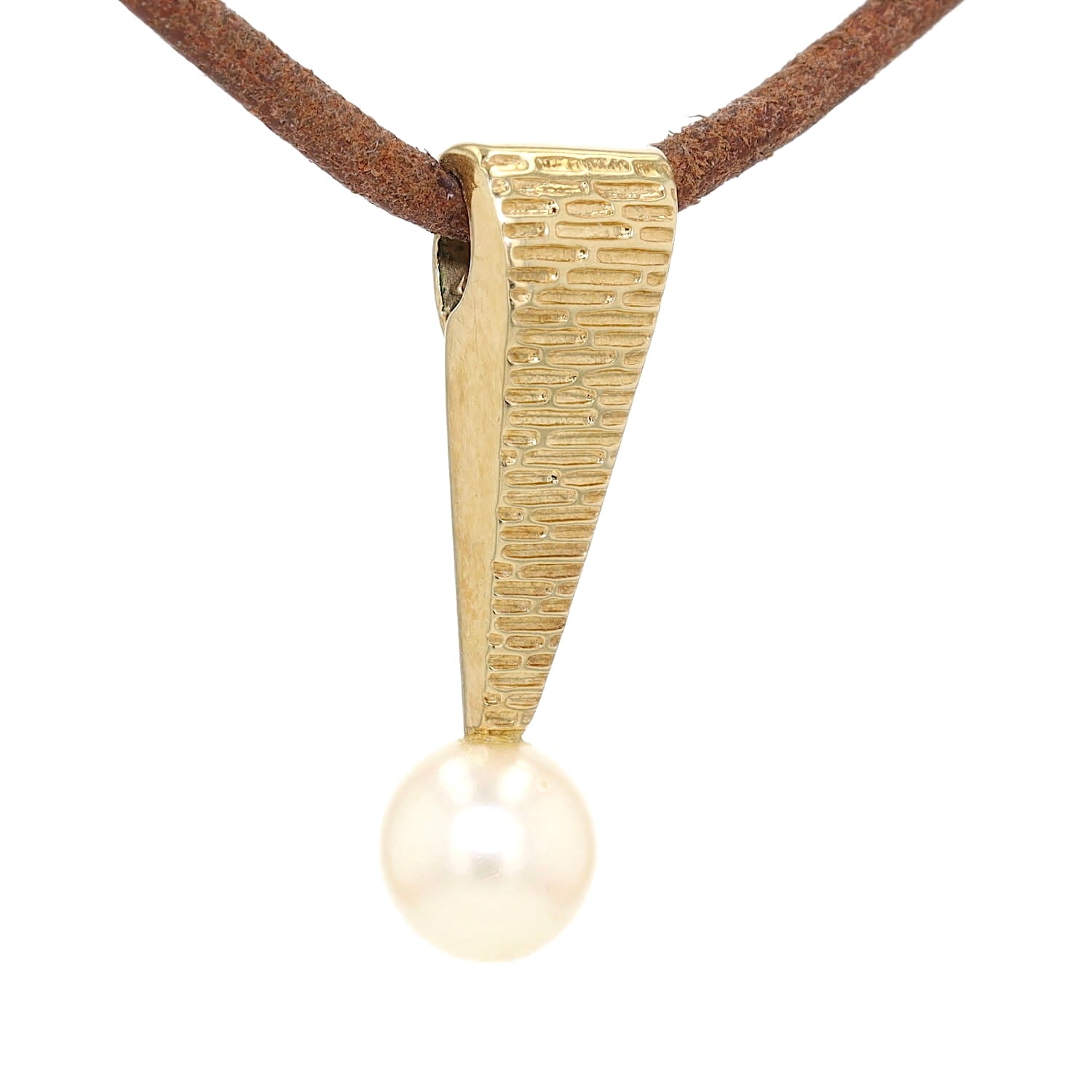 Pendant in 585 yellow gold with a cultured pearl, hanging turned right