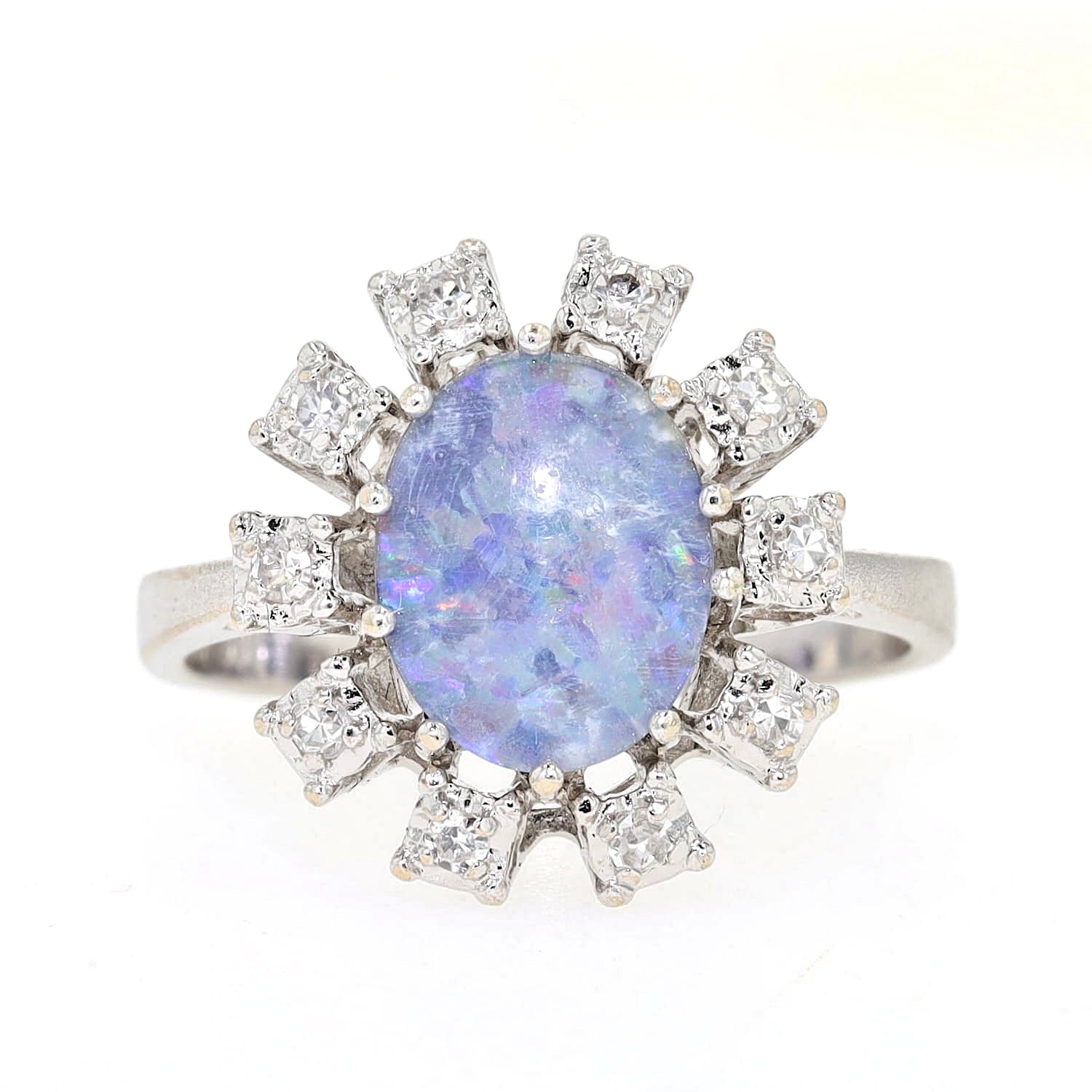 Ring in 585er Weißgold mit einer Opal-Triplette und Diamanten, liegend frontal