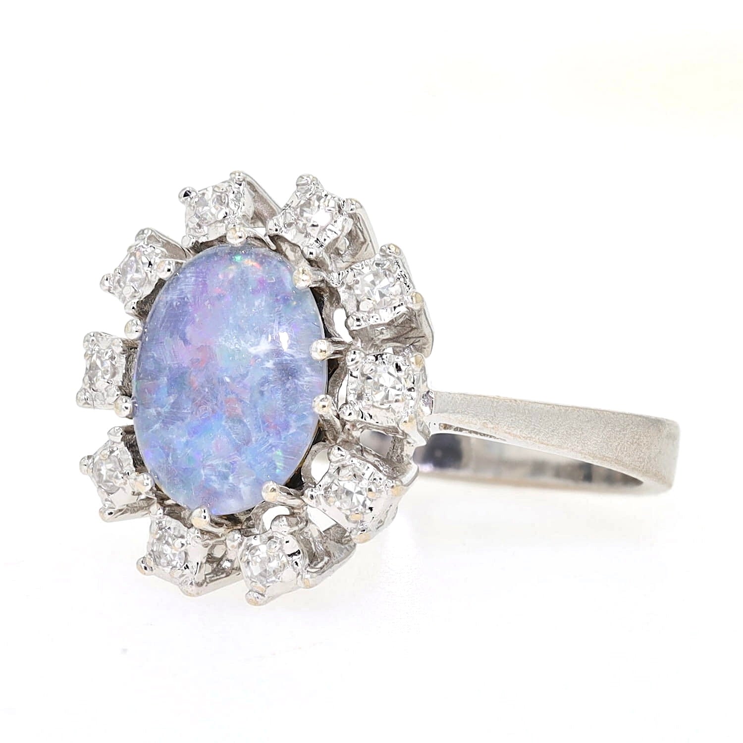 Ring in 585er Weißgold mit einer Opal-Triplette und Diamanten, liegend links gedreht