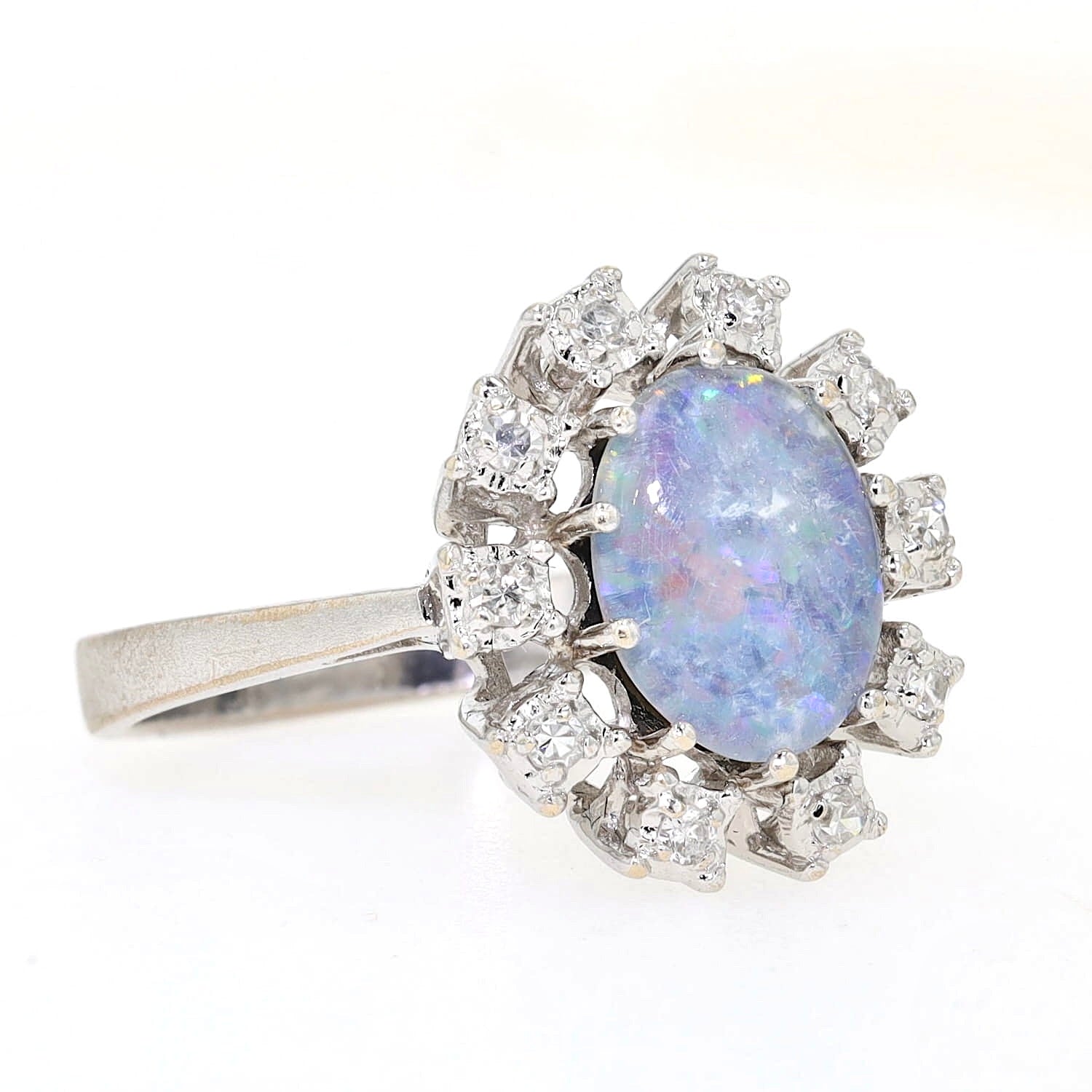 Ring in 585 white gold with an opal triplet and diamonds, turned lying on the right