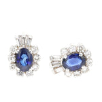 Ohrstecker in 585er Weißgold mit je einem blauen Saphir, Diamanten und Brillanten, einer liegend eine stehend