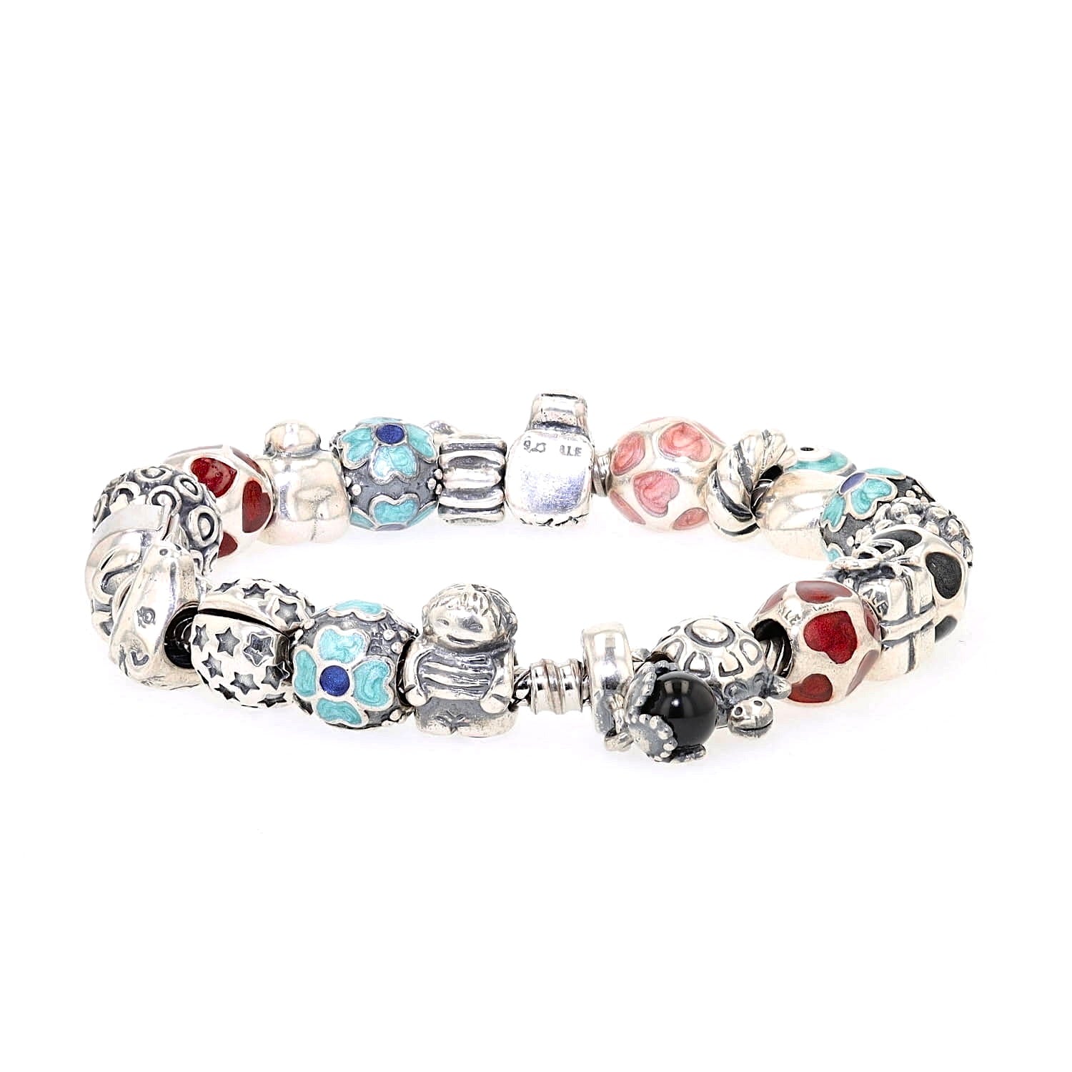 Armband in 925er Silber mit 21 Charms davon 19 Charms von Pandora, liegend rechts gedreht