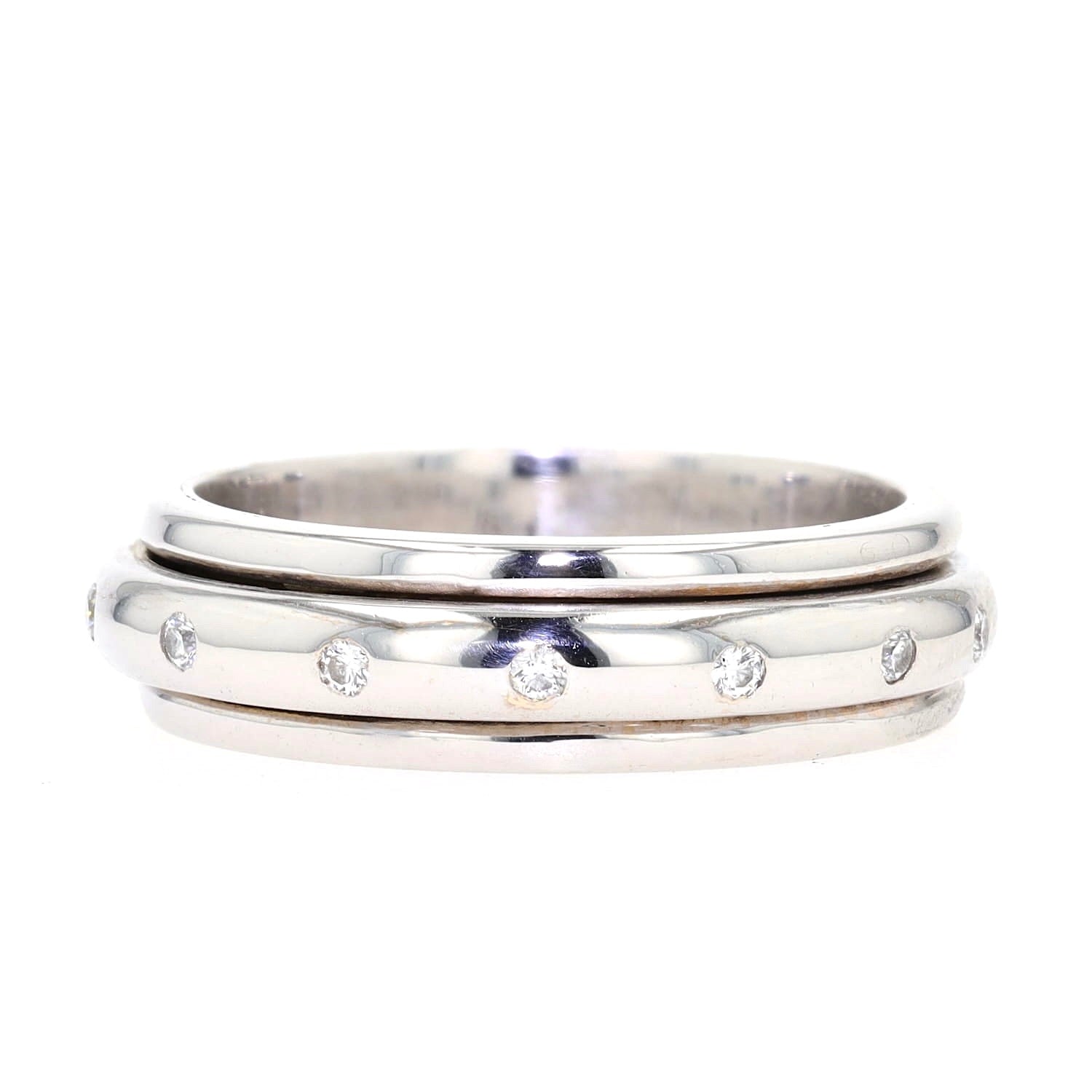 Game ring in 750 white gold Brilliants, lying frontally