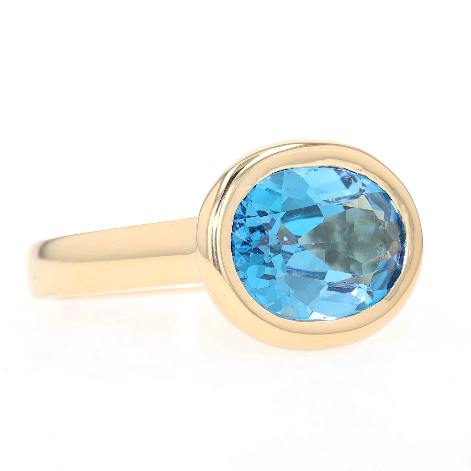 Ring in 750 yellow gold with a Swiss blue topaz approx. 6.8 ct, turned lying on the right