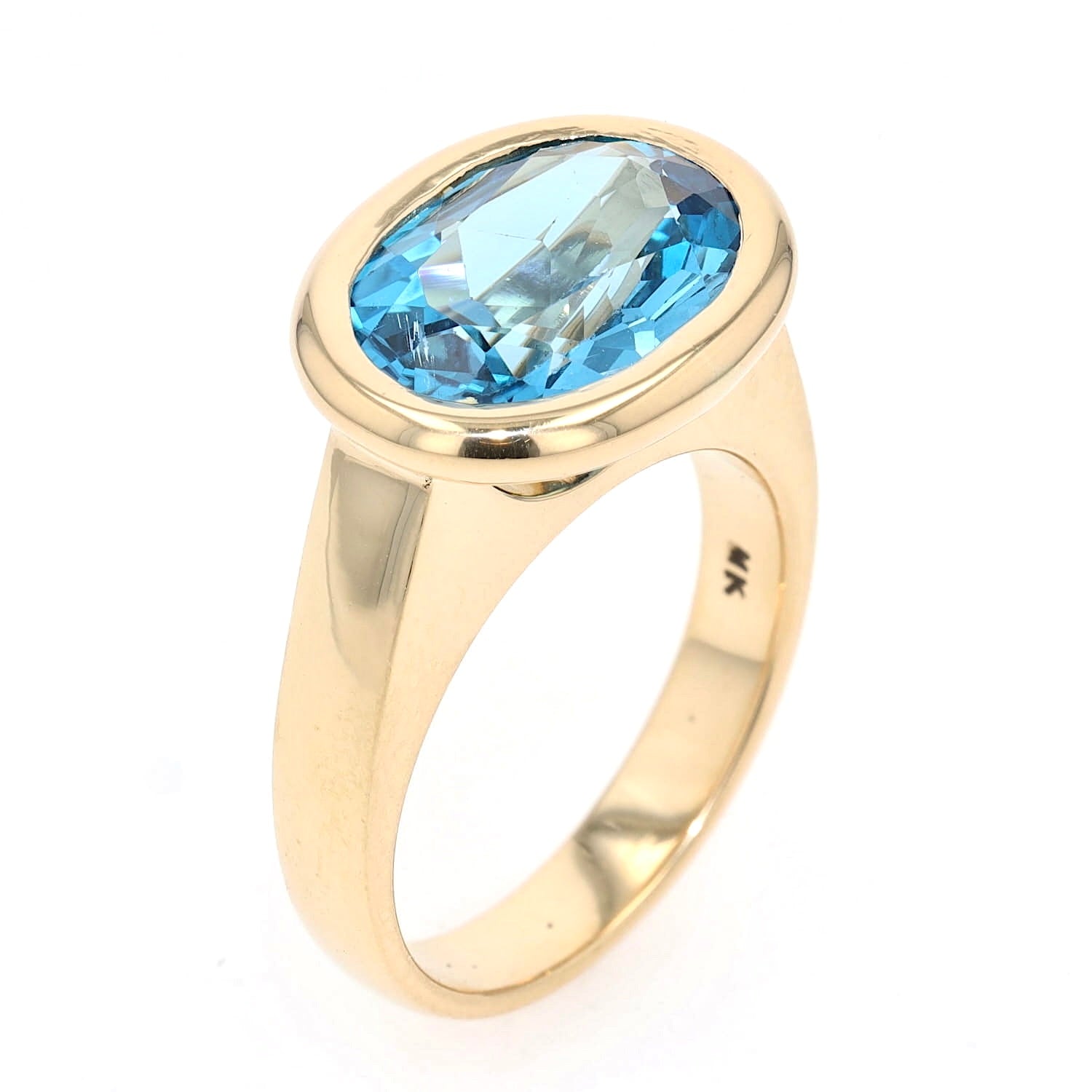 Ring in 750 yellow gold with a Swiss blue topaz approx. 6.8 ct, standing