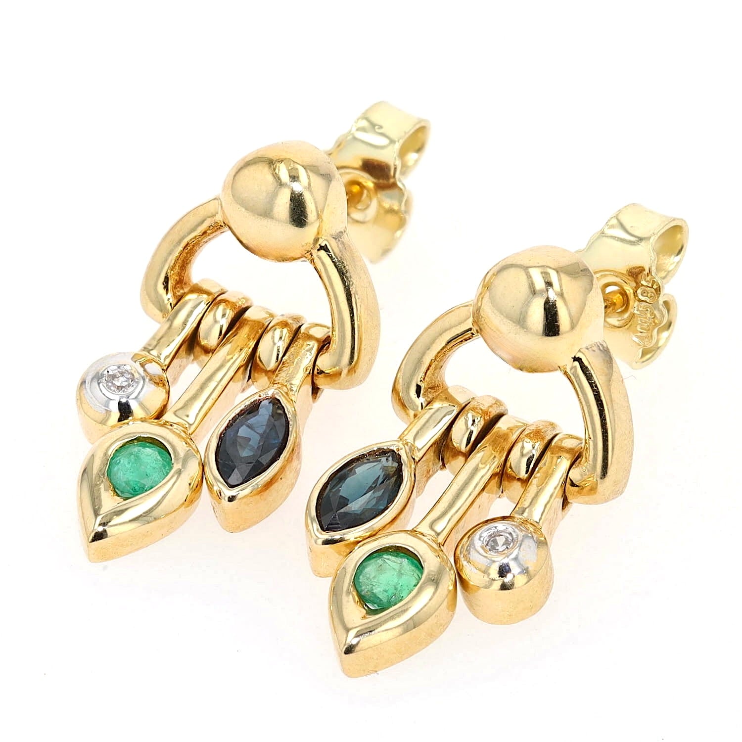 Ohrringe in 585er Gelbgold mit je einem Diamant, Smaragd und blauem Saphir, liegend leicht links gedreht