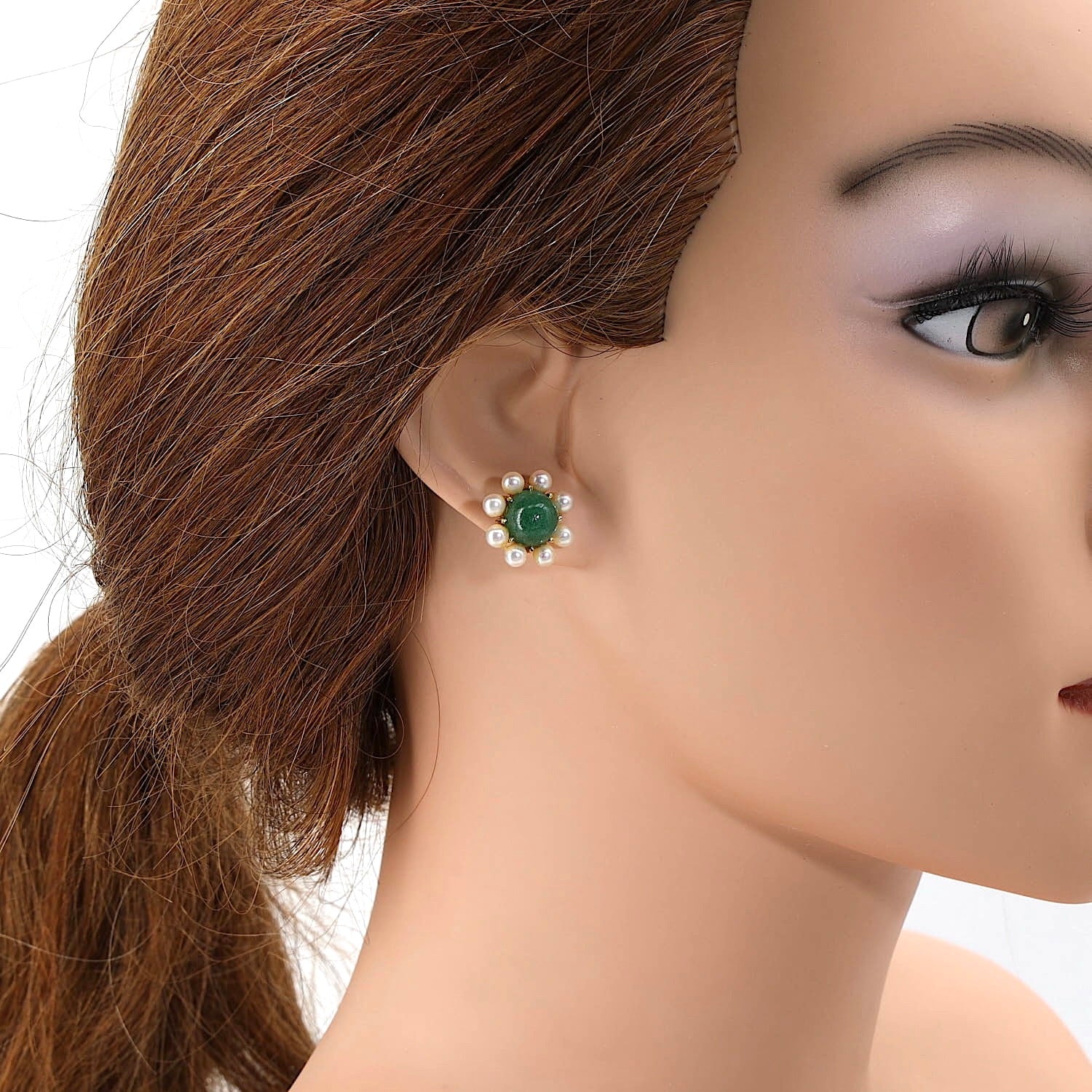 Ohrstecker in 750er Gelbgold mit je einem Aventurin_Quarz und Zuchtperlen, am Ohr einer Puppe