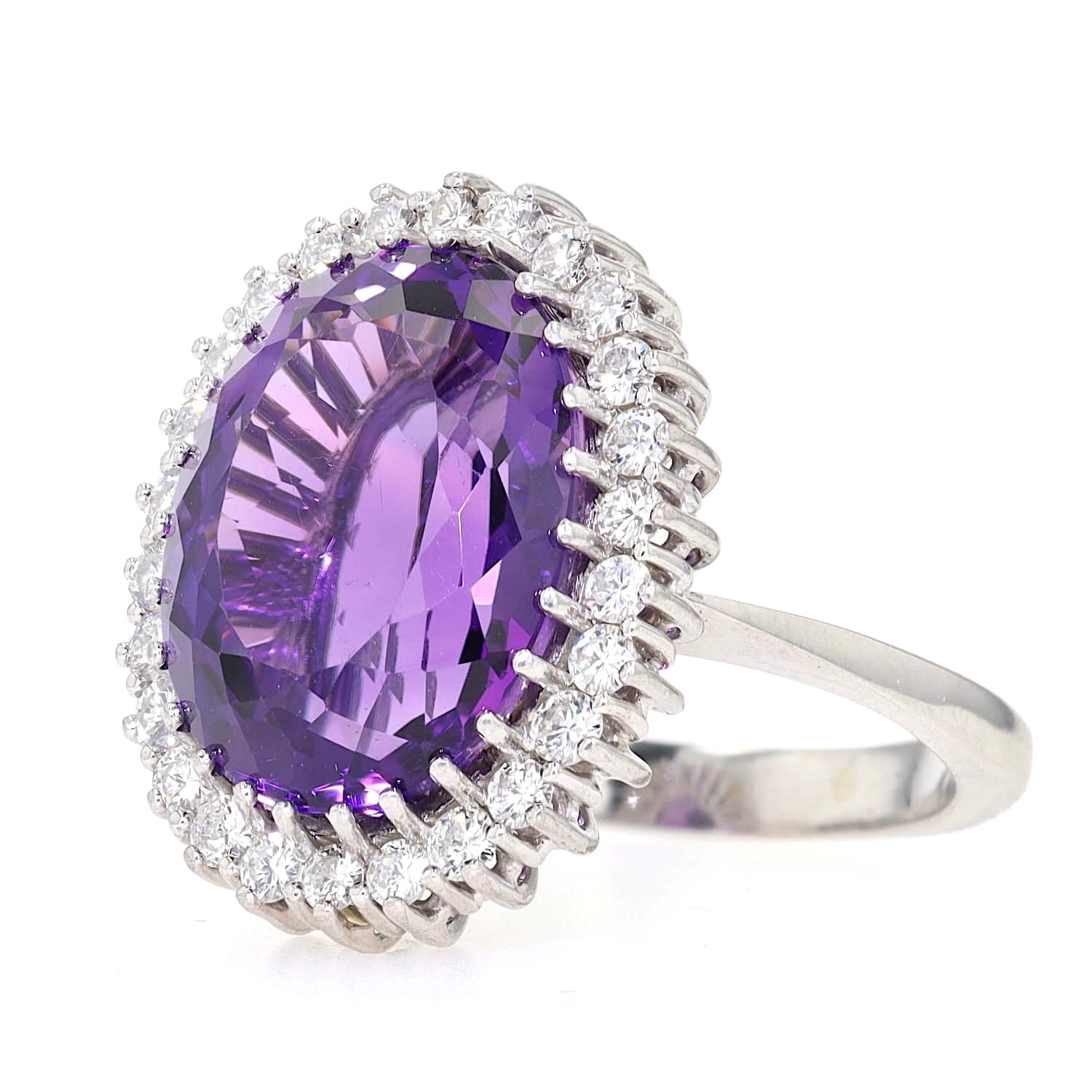Cocktail ring in 750 white gold with an amethyst and Brilliants, lying slightly turned to the right