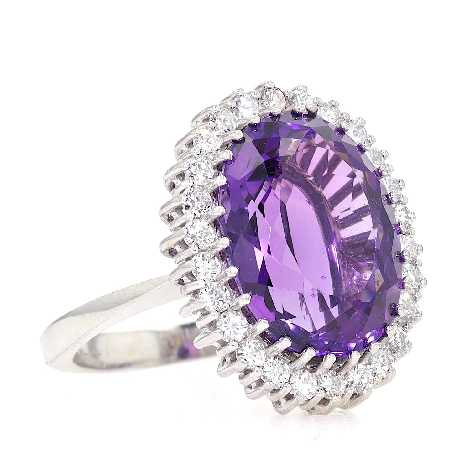 Cocktail ring in 750 white gold with an amethyst and Brilliants, lying slightly turned to the left