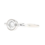 Ring in 585er Weißgold mit einem Brillanten, ca. 0,20 ct, liegend links gedreht