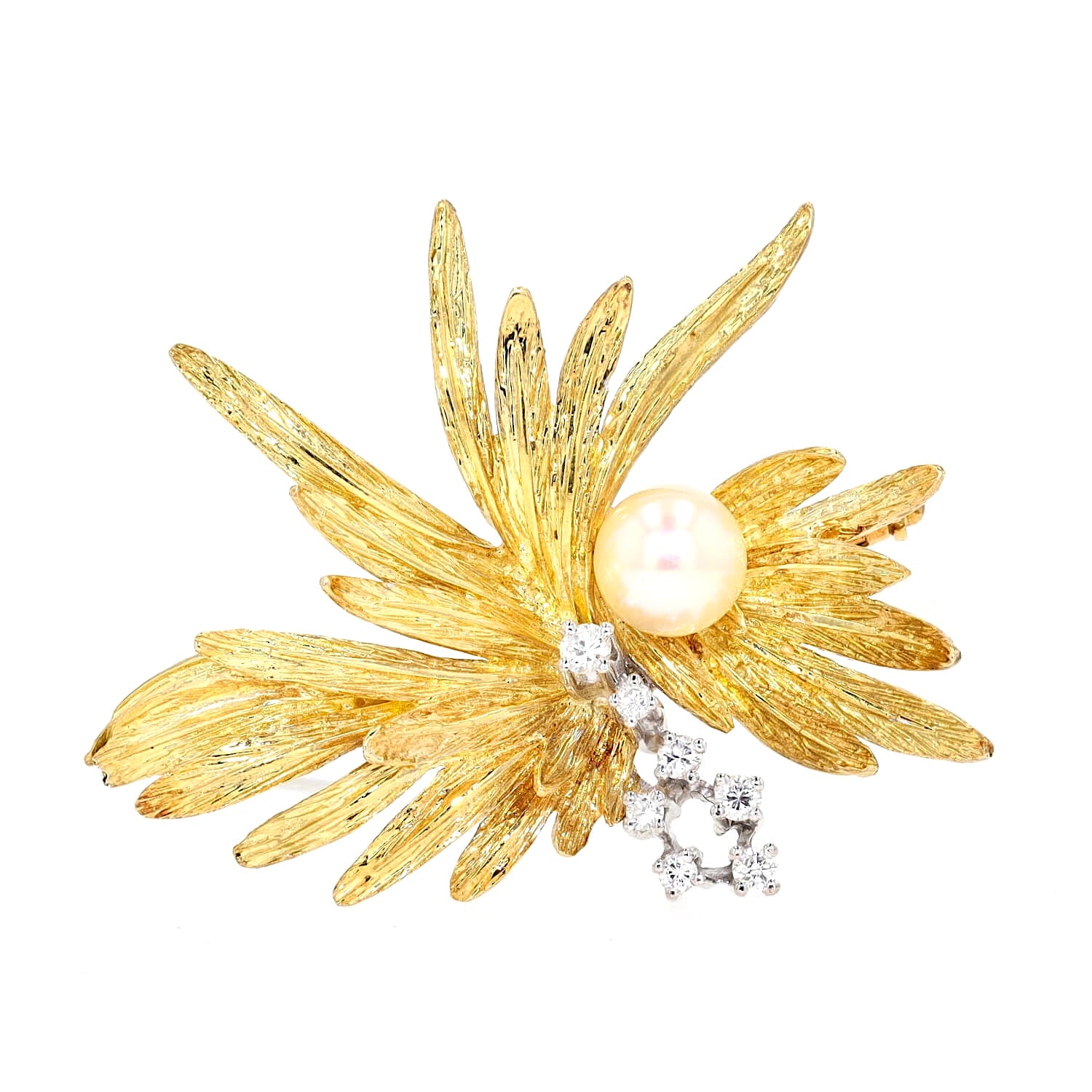 1960s brooch made of 750 yellow gold with a cultured pearl and Brilliants, lying frontally