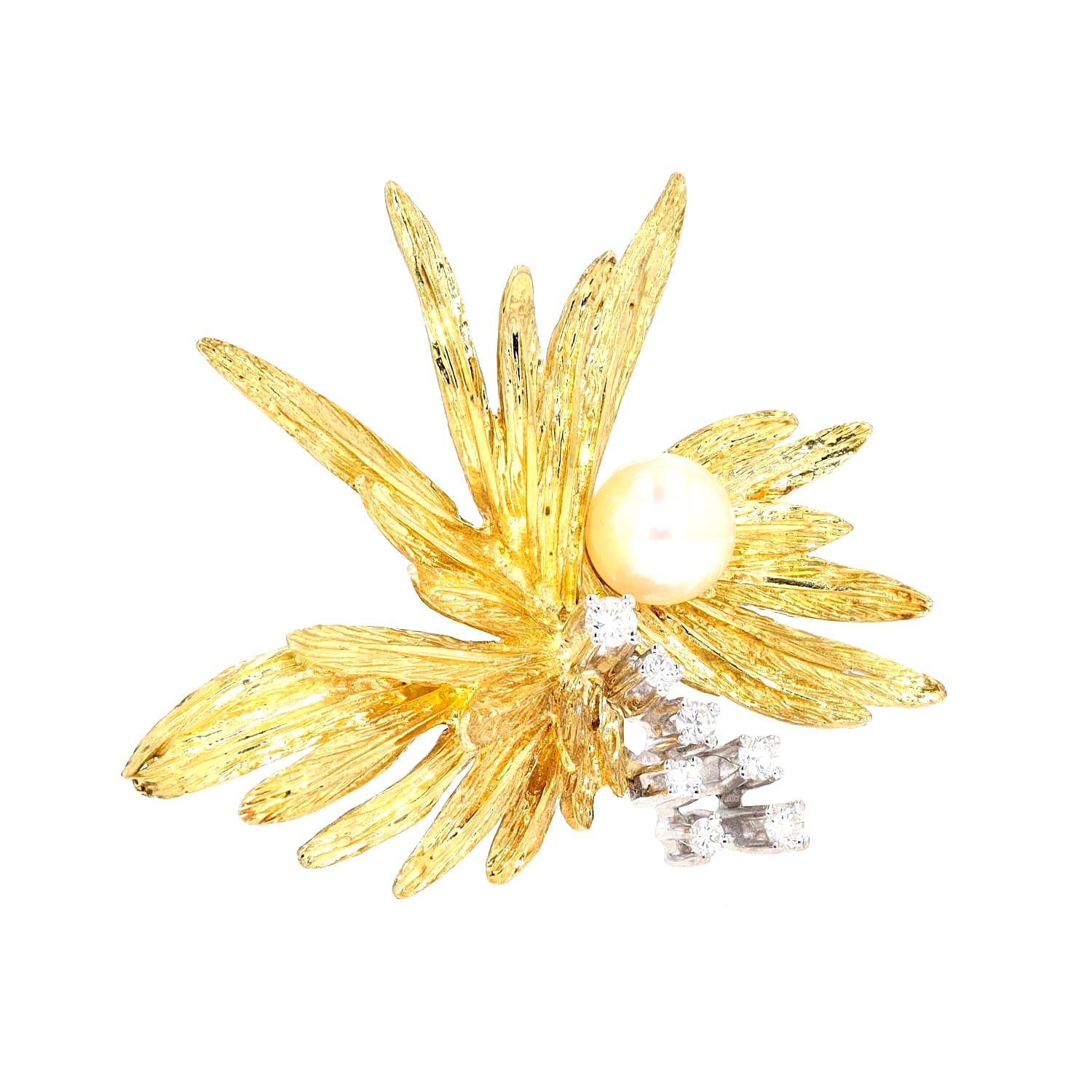 1960s brooch made of 750 yellow gold with a cultured pearl and Brilliants, lying on the right