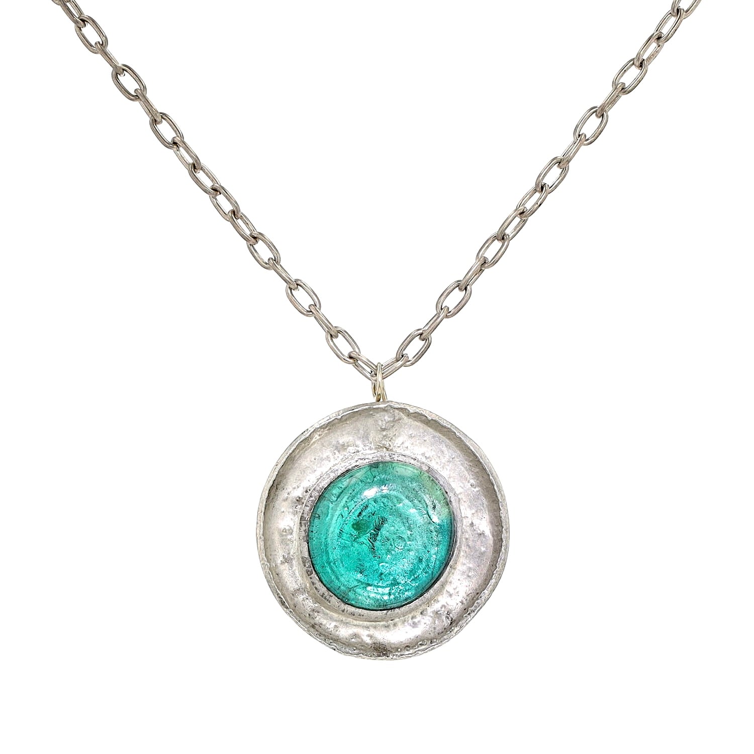 Statement-Kette aus Zinn mit einem grünen Glasstein, hängend frontal