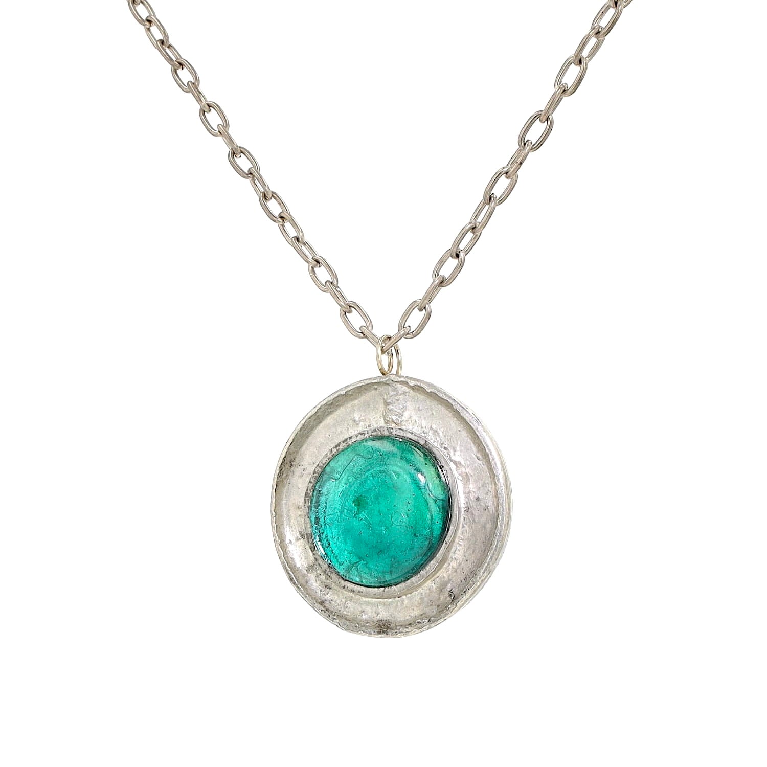 Statement-Kette aus Zinn mit einem grünen Glasstein, hängend links gedreht