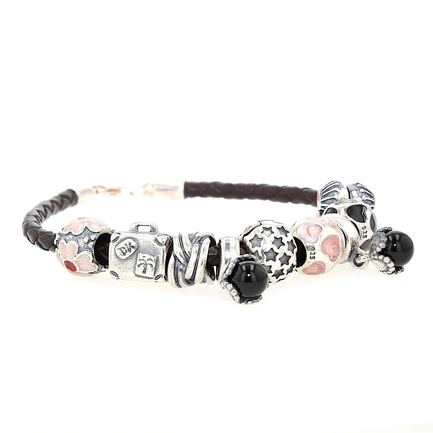 Lederarmband mit 9 Charms von Pandora in 925er Silber,  liegend geschlossen leicht rechts gedreht