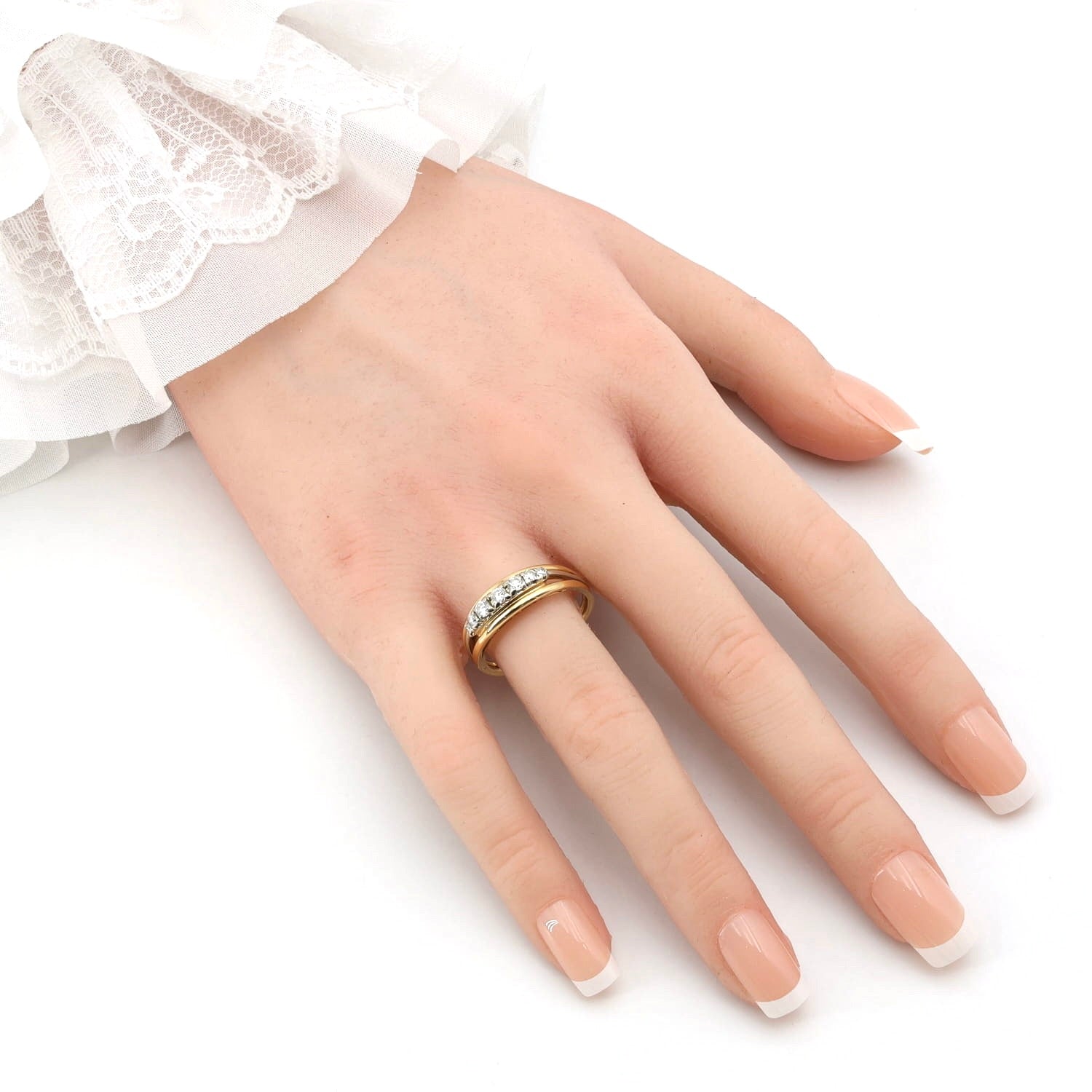 Ring in 750 yellow gold Brilliants, on an artificial hand