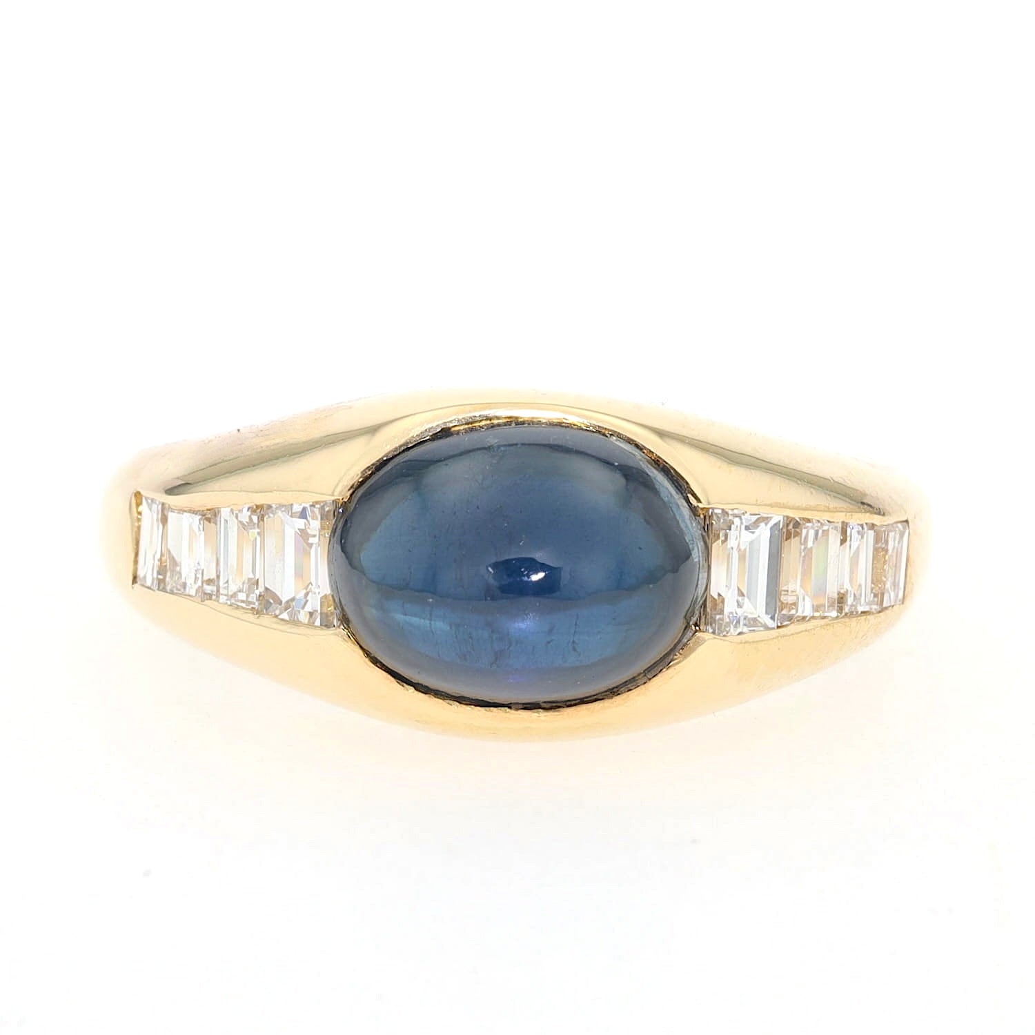Ring in 750er Gelbgold mit einem blauen Saphir-Cabochon und Diamanten , liegend frontal