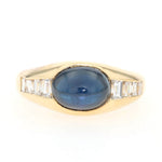 Ring in 750er Gelbgold mit einem blauen Saphir-Cabochon und Diamanten , liegend frontal