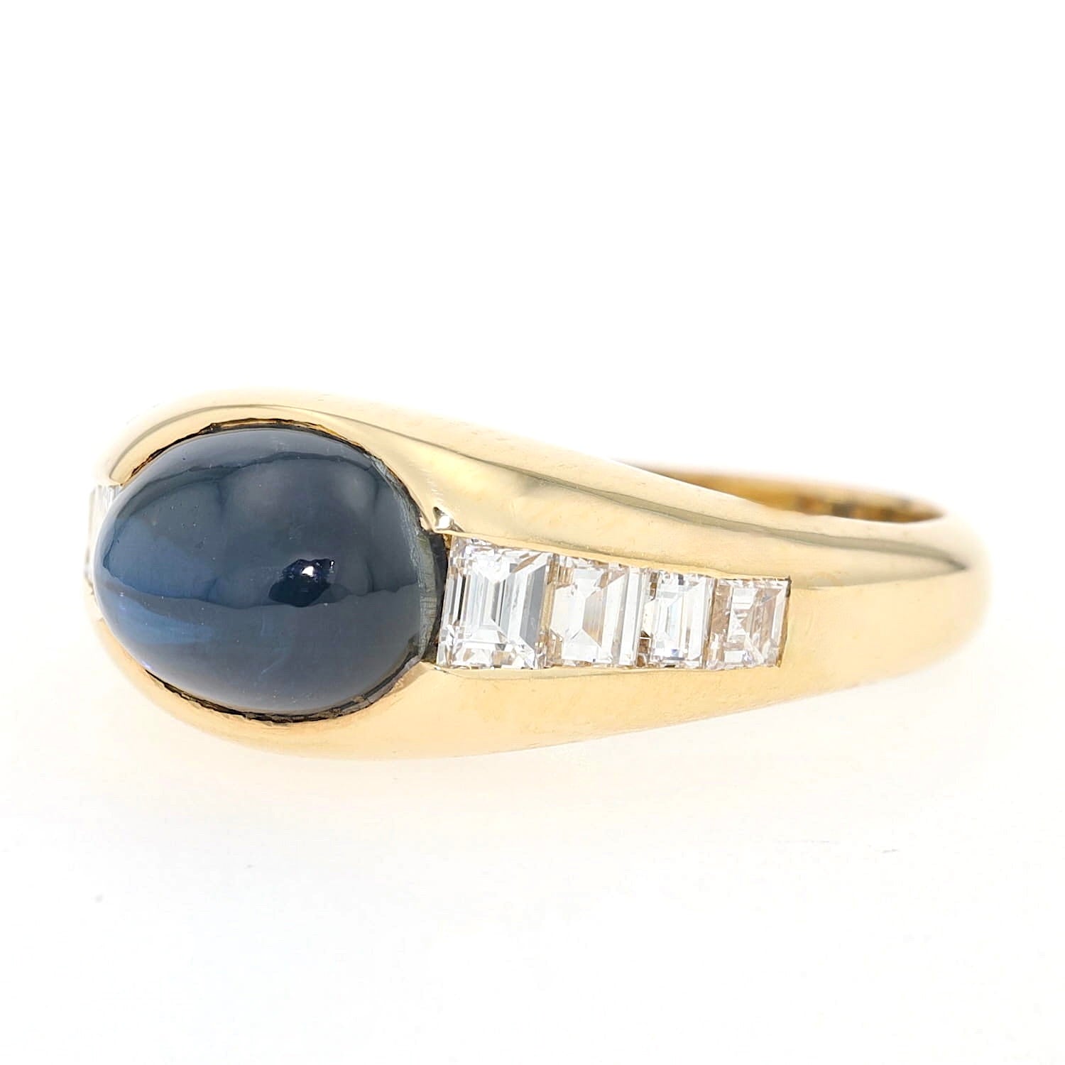 Ring in 750er Gelbgold mit einem blauen Saphir-Cabochon und Diamanten, liegend links gedreht