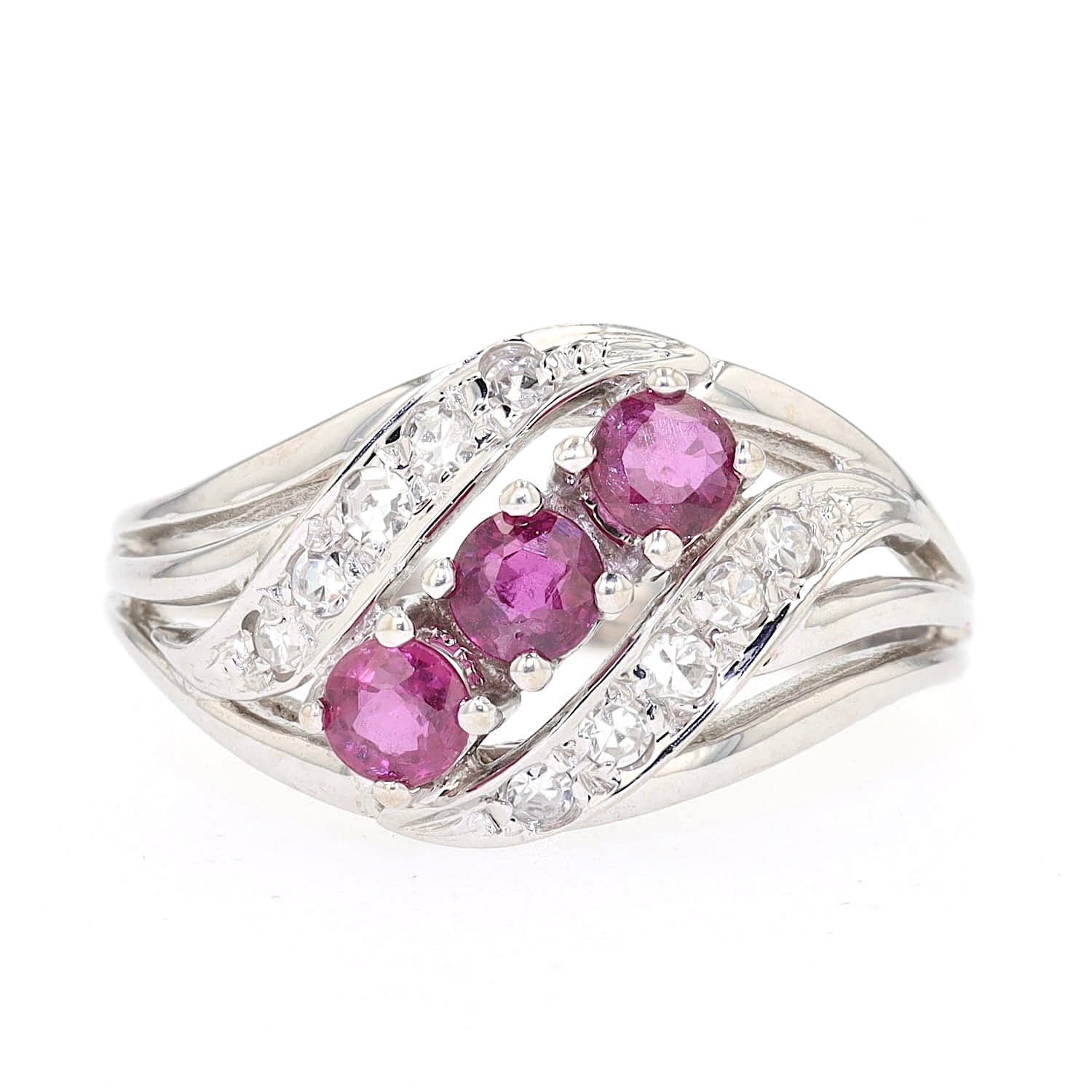 Ring in 585er Weißgold mit Rubinen und Diamanten , liegend frontal