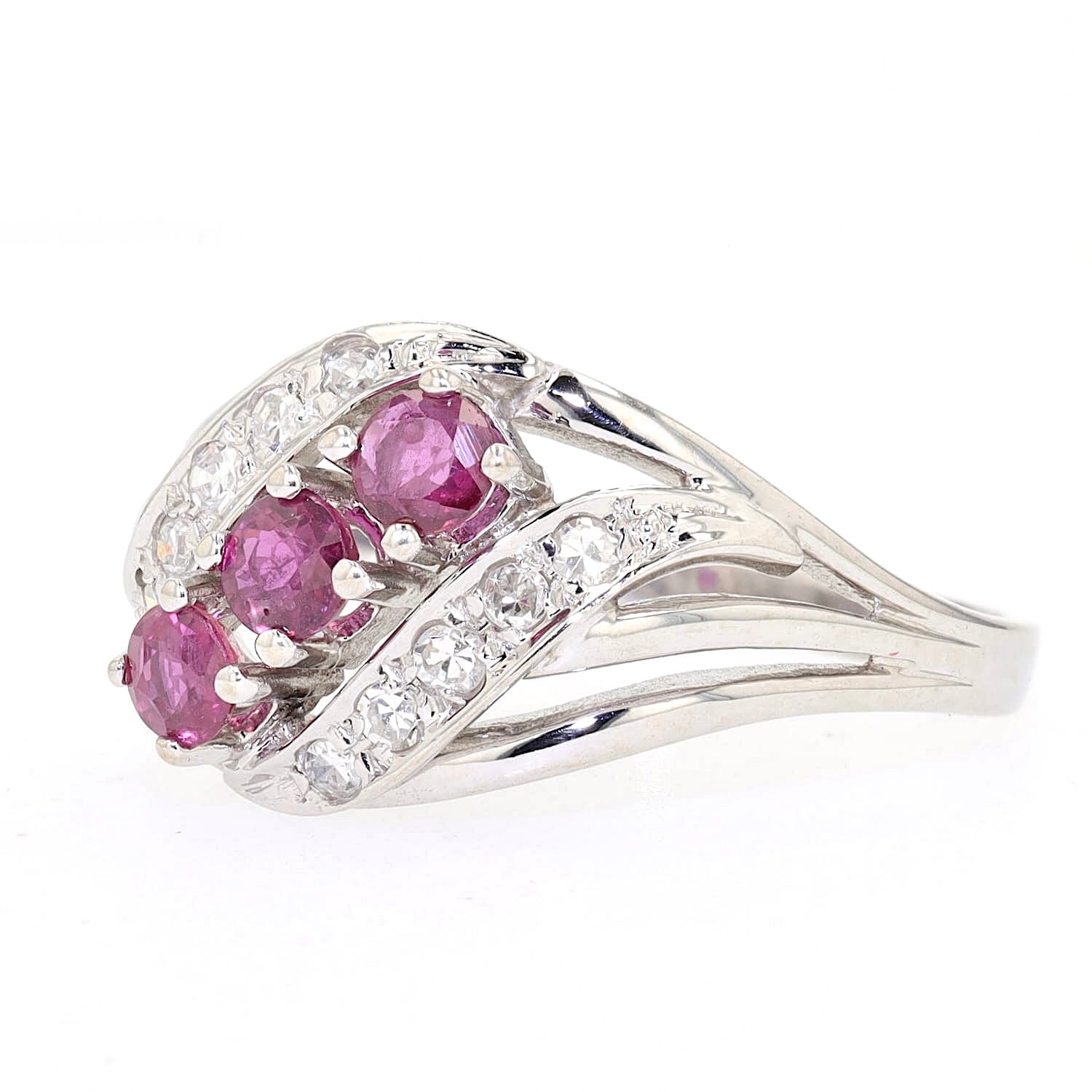 Ring in 585 white gold with rubies and diamonds, turned left