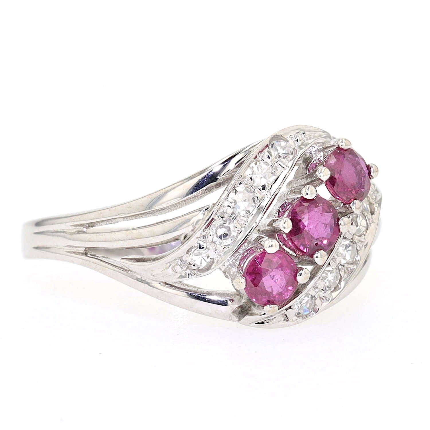 Ring in 585 white gold with rubies and diamonds, turned lying on the right