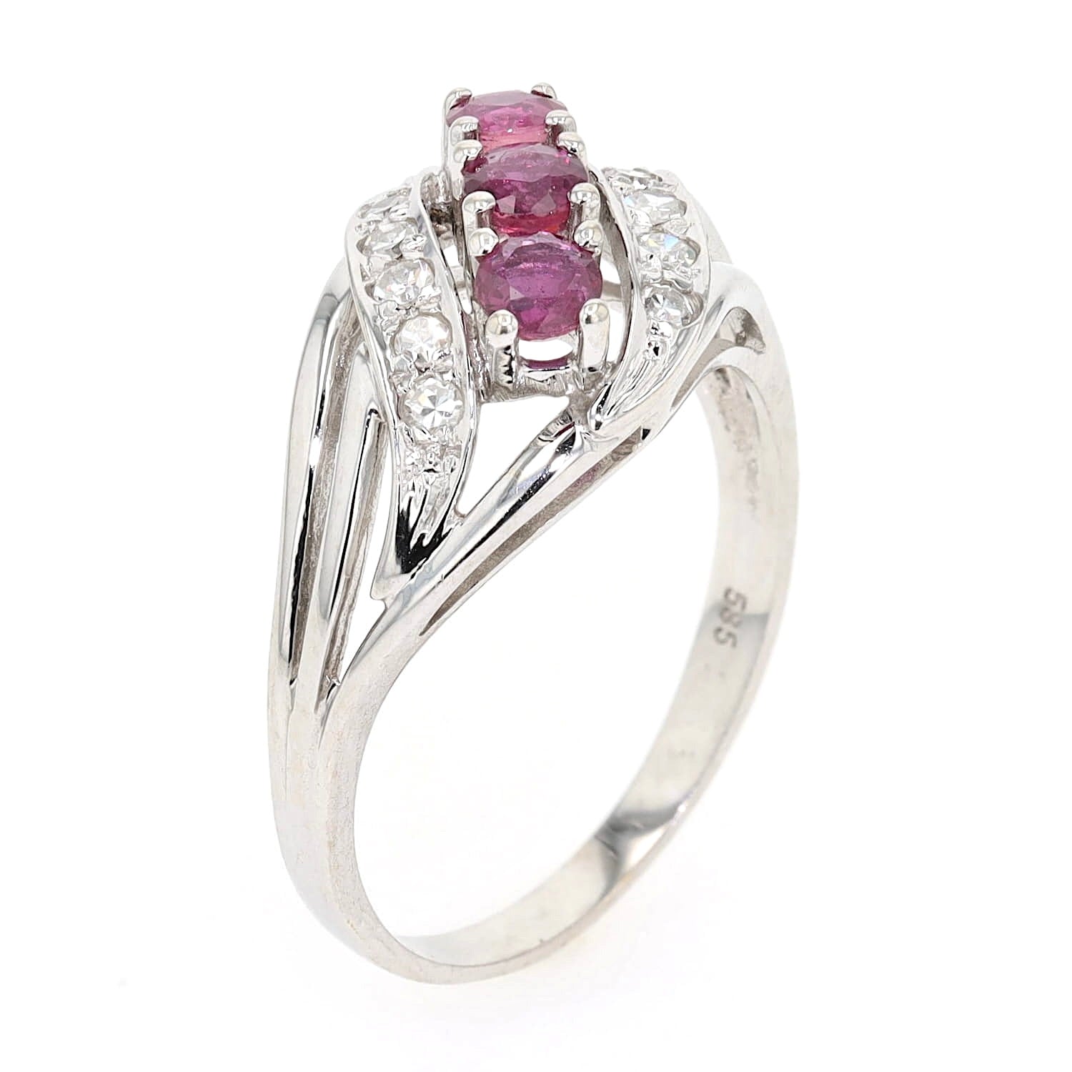 Ring in 585 white gold with rubies and diamonds, standing