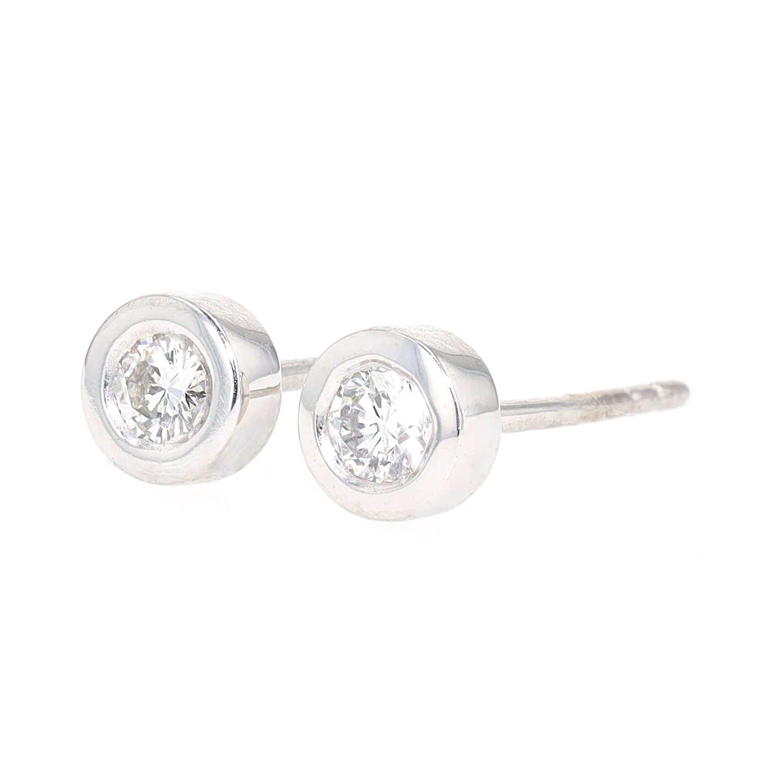 Ohrstecker in 585er Weißgold mit je einem Brillant von ca. 0,10 ct, liegend leicht links gedreht ohne Stopper