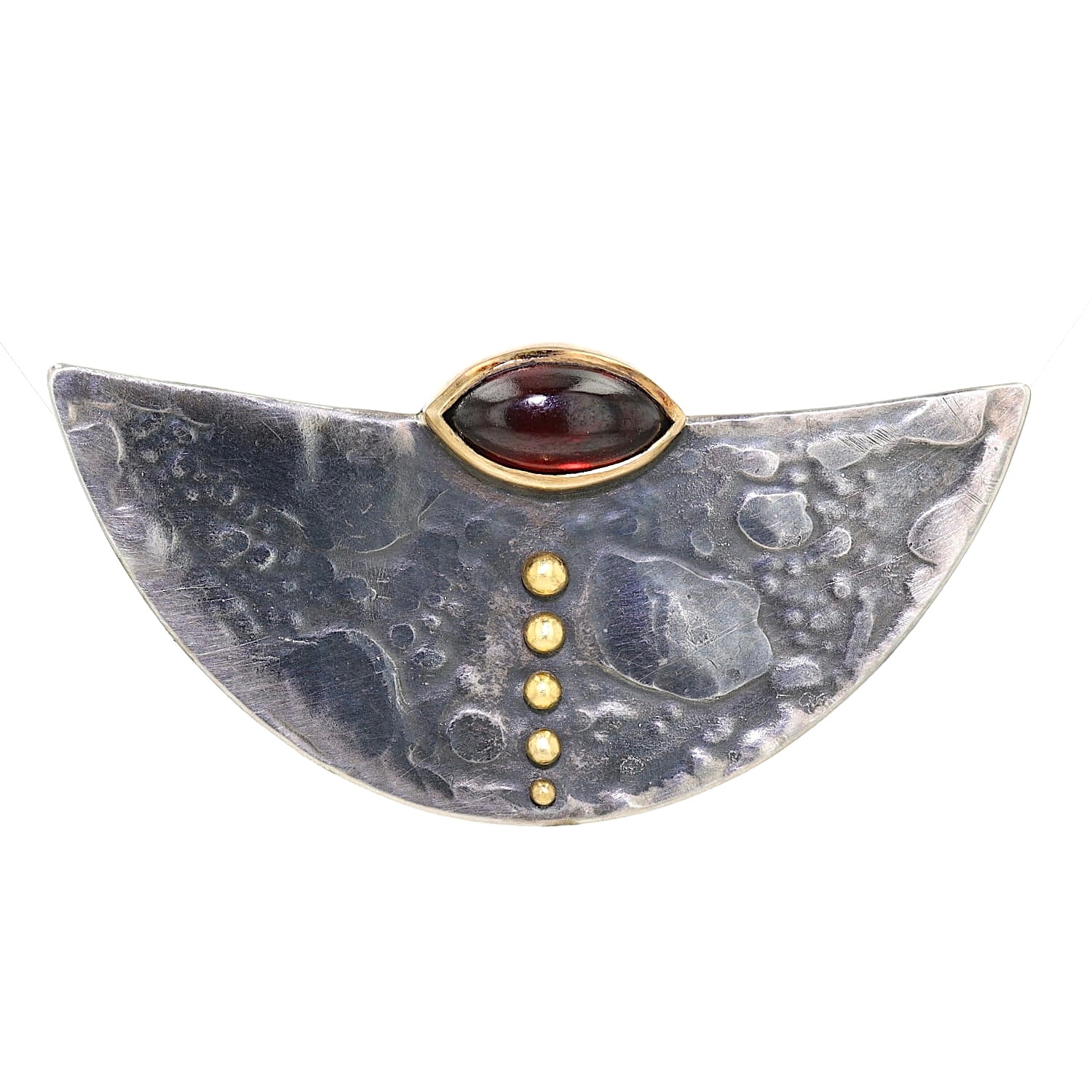 Brosche Handarbeit in Silber mit 900er Gold und einem Granat, hängend frontal