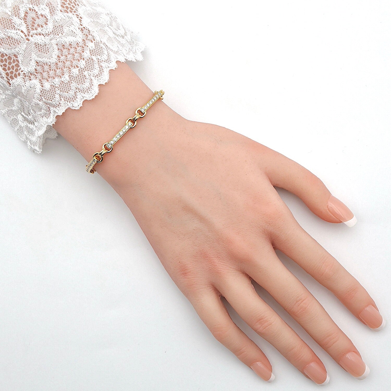 Bracelet in 750 yellow gold with approx. 1.4 ct Brilliants, on an artificial wrist