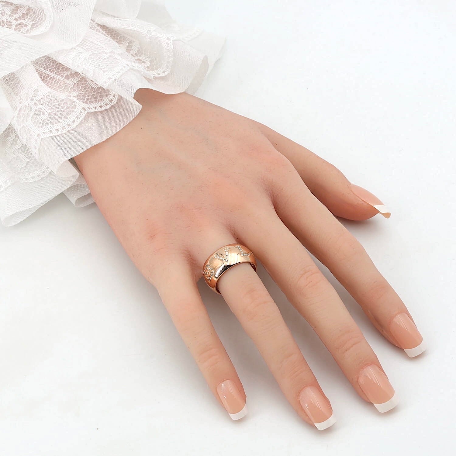 Bvlgari Ring Diamond Monologo in 750 rose gold with Brilliants, on an artificial hand