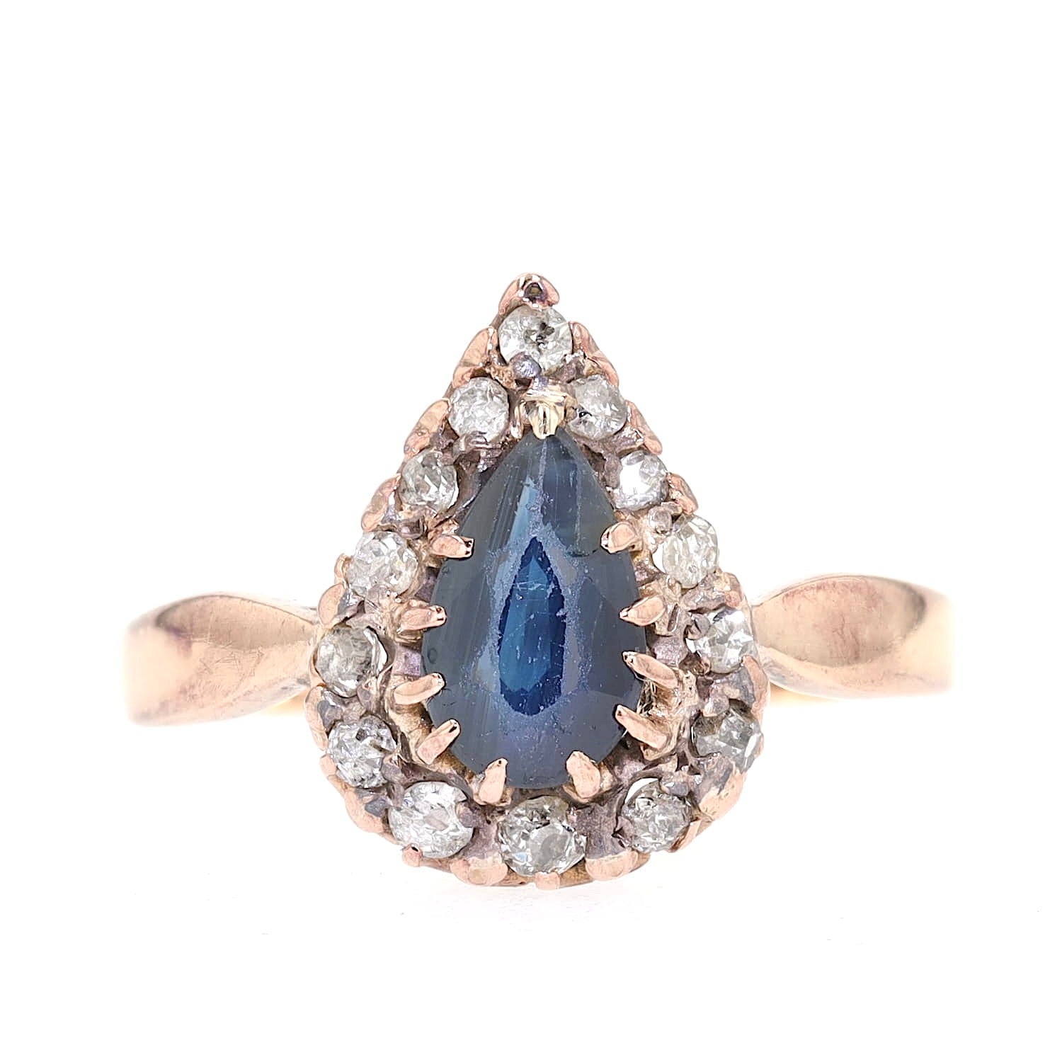 Ring um 1900 in 585er Rotgold mit einem blauen Saphir und Diamanten, liegend frontal